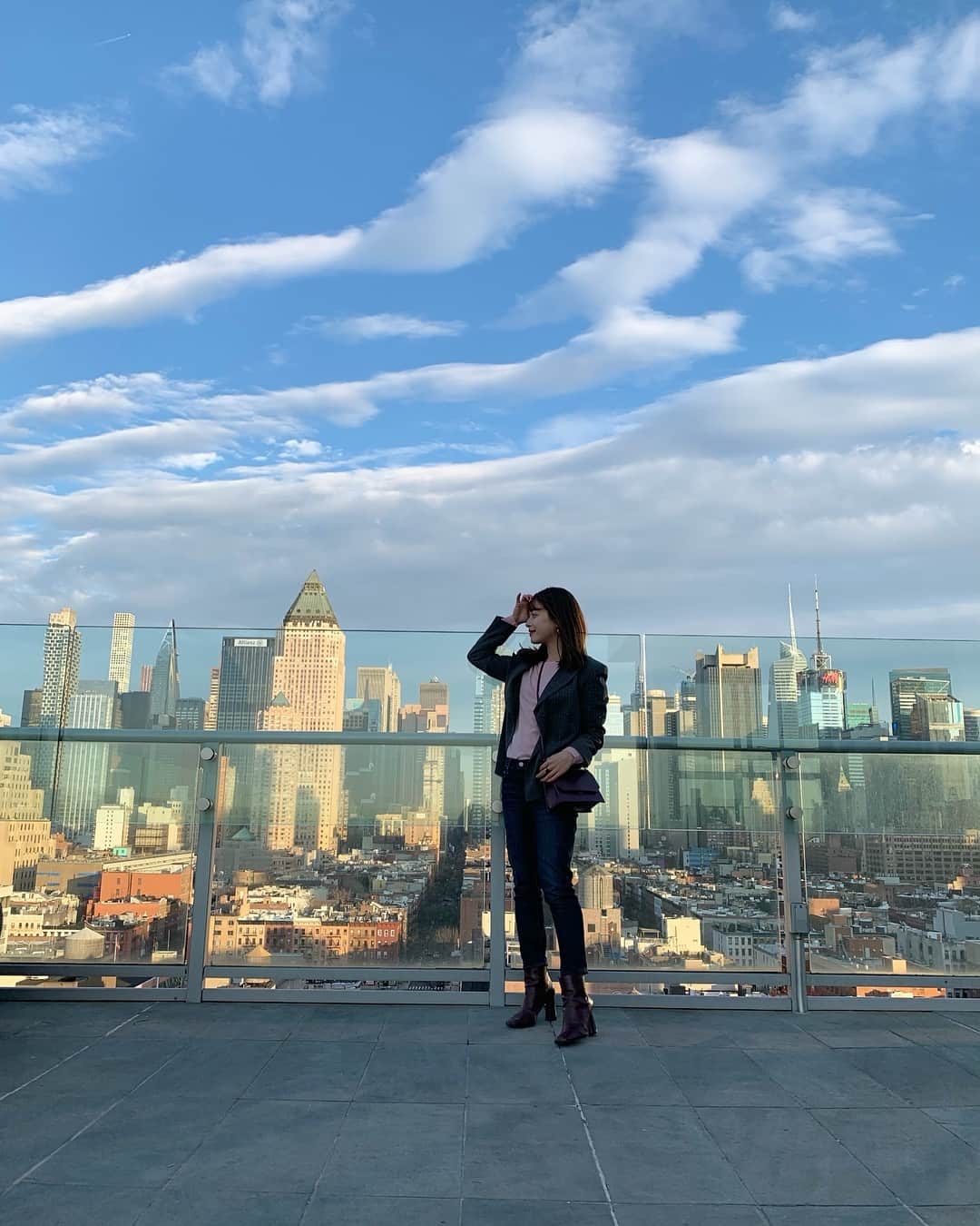 楫真梨子さんのインスタグラム写真 - (楫真梨子Instagram)「ニューヨークの街並みを見渡せるラウンジ🍸 夕方から夜にかけての太陽が沈んでいく時間帯が最高に綺麗だった」3月27日 23時09分 - kajimari1226