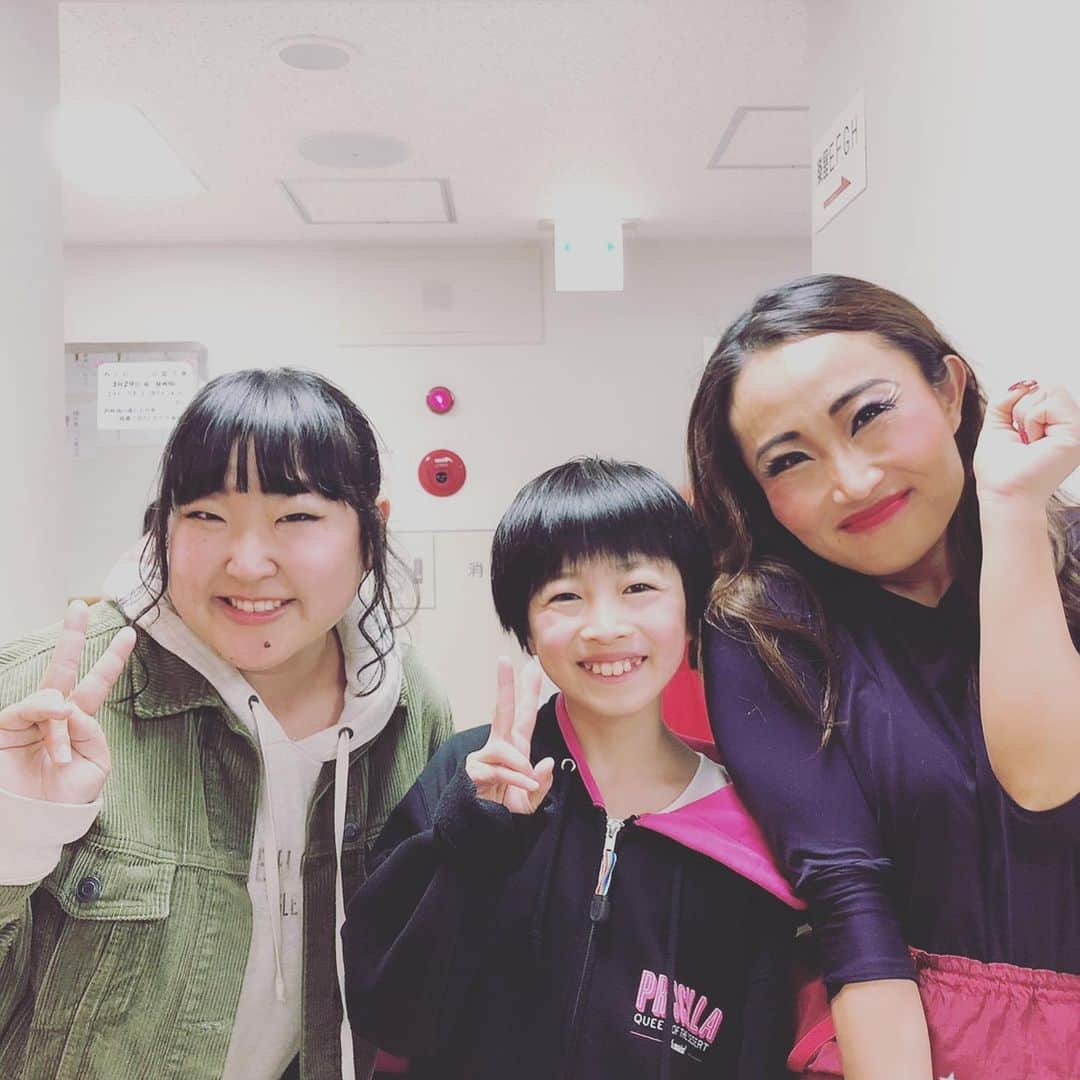 キンタロー。さんのインスタグラム写真 - (キンタロー。Instagram)「初演プリシラで急遽シャーリー役を つとめました後輩はるはるがやってきた〜🥰 プリシラメンバーが家族帰ってきたみたいにはるはるを温かく迎えてくださり感動😭😭😭 ありがとうござました！！ 体重を増やし続け プロ意識に余念がない頼もしい後輩であります🔥 1枚目確かに 育ちすぎた娘を囲む夫婦みたいな写真www だとしたら母親 やっぱりちっちゃすぎる😂😂😂 #プリシラ」3月27日 23時09分 - kintalo_