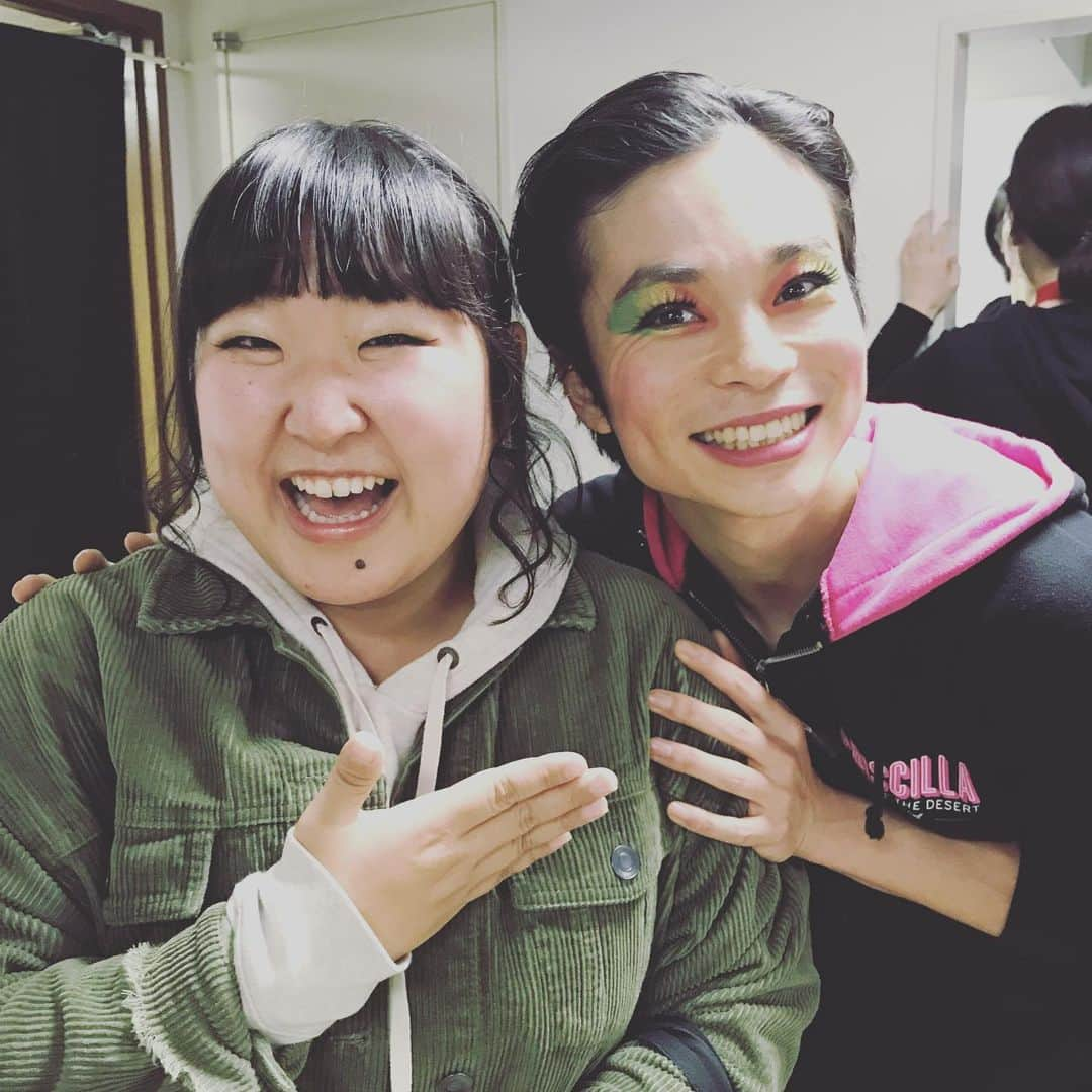 キンタロー。さんのインスタグラム写真 - (キンタロー。Instagram)「初演プリシラで急遽シャーリー役を つとめました後輩はるはるがやってきた〜🥰 プリシラメンバーが家族帰ってきたみたいにはるはるを温かく迎えてくださり感動😭😭😭 ありがとうござました！！ 体重を増やし続け プロ意識に余念がない頼もしい後輩であります🔥 1枚目確かに 育ちすぎた娘を囲む夫婦みたいな写真www だとしたら母親 やっぱりちっちゃすぎる😂😂😂 #プリシラ」3月27日 23時09分 - kintalo_