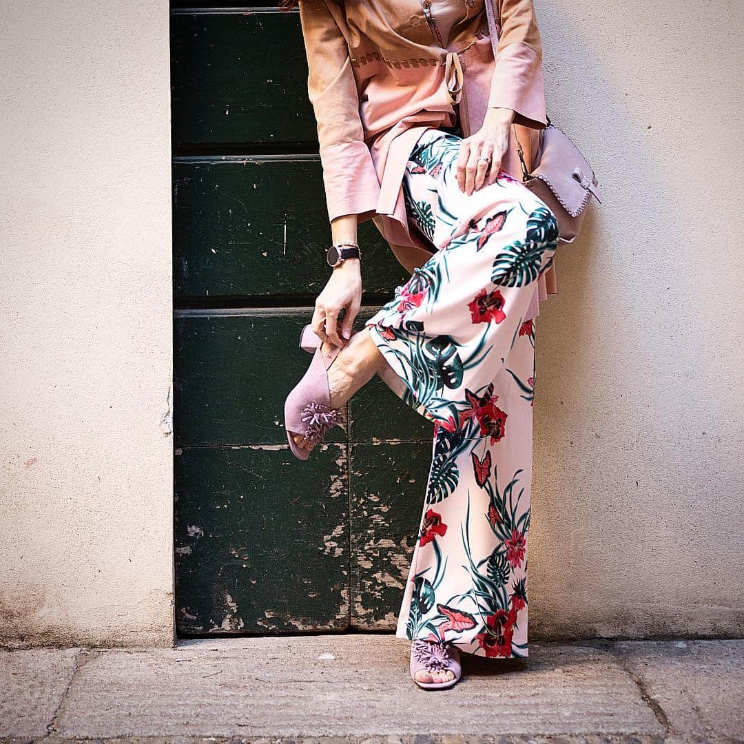 エンリーベグリンのインスタグラム：「In order to be irreplaceable one must always be different #henrybeguelin#flowers#sandal#handmade#luxury#goth#」