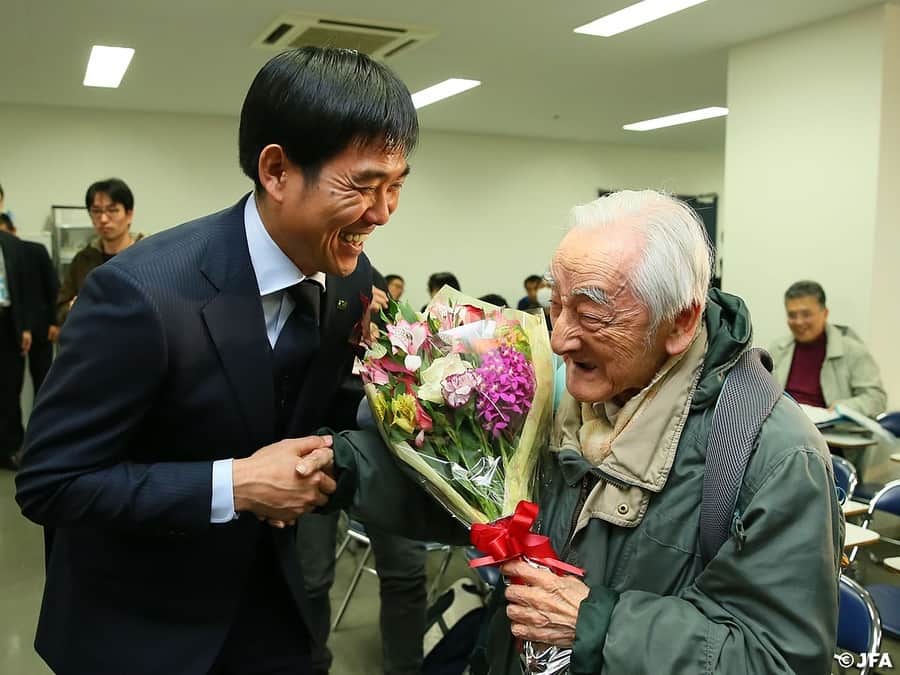 日本サッカー協会さんのインスタグラム写真 - (日本サッカー協会Instagram)「3月26日(火)ノエビアスタジアム神戸で行われたキリンチャレンジカップ2019にて、現役最年長記者 #賀川浩 さん(94歳)が日本代表取材メディア最高齢記録を更新されました！ ・ 賀川記者は、2015年にFIFA会長賞受賞。ワールドカップは1974年西ドイツ大会から2014年ブラジル大会まで10回現地で取材されています。 ・ 試合後の会見を終えた#森保一 監督からはサプライズで花束が贈られ、「日の当たらない時代から取材していただき、ありがとうございます。これからもオールジャパンでやっていきましょう」と感謝が伝えられました。 ・ #daihyo #kagawahiroshi」3月27日 23時20分 - japanfootballassociation