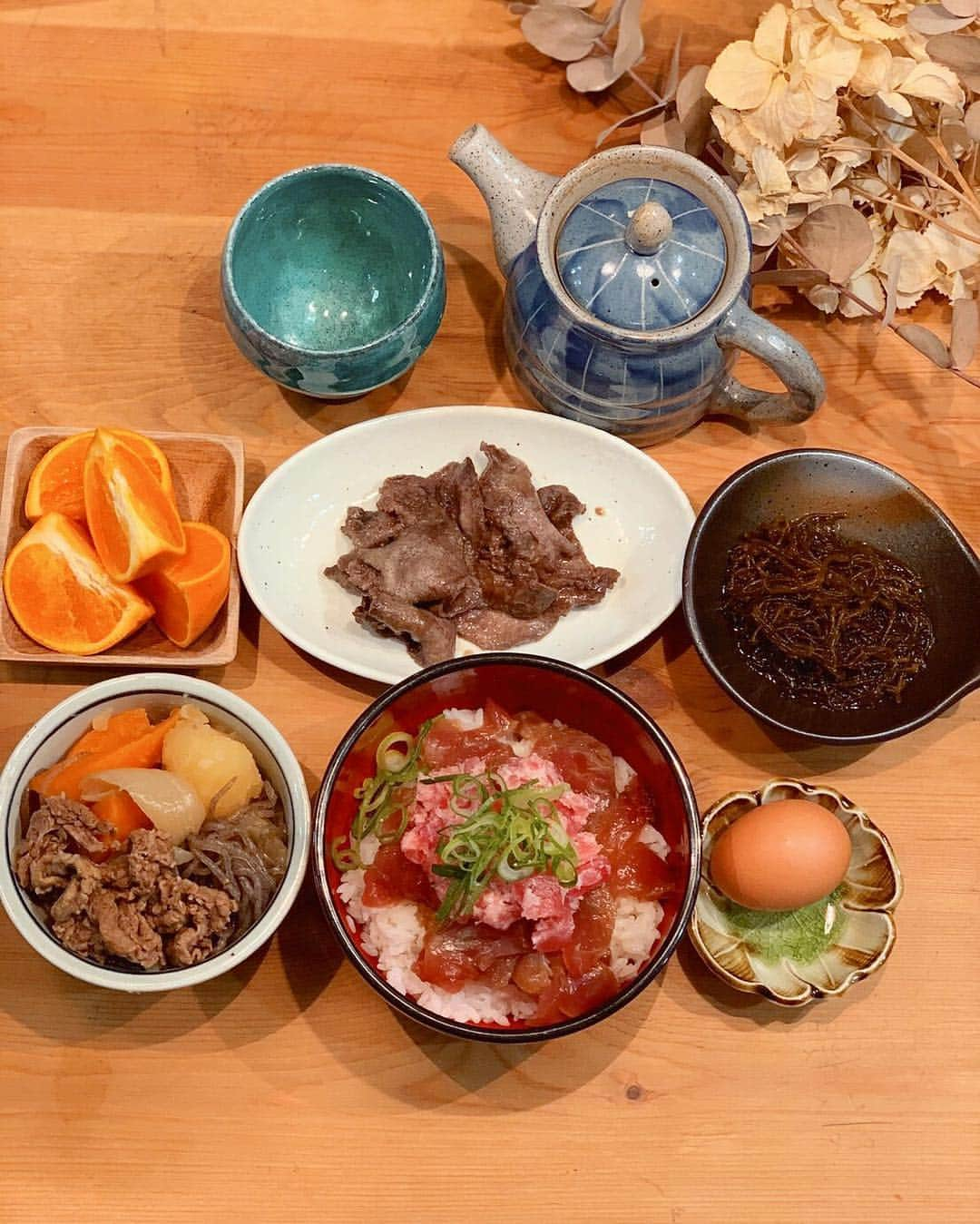 koichan familyさんのインスタグラム写真 - (koichan familyInstagram)「今日の息子たち夜ご飯 ⚾️ （写真はまお用9歳） ・ ・  マグロ丼（納豆2パックのせた） ゆずタン 肉じゃが  生もずく 豆腐のお味噌汁 ゆで卵 オレンジ ・ ・ ・ お義父さんの育てたゆずが美味しすぎて、なんでもに入れちゃう。 ・ ・ 生もずくと酢飯、お味噌汁にも入れたよ🤗 ・ ・ 徳島はすだちが有名で、柚子の時期ではない時も、うどんやソーメン、お味噌汁にはすだちを皮ごとすり下ろして入れるんだよ😋♡ ・ ・ ・ 大きくなーれ！！ ・ ・ ・ #夜ご飯#少年野球#少年野球ママ#少年野球の母#野球#兄弟#男の子ママ#よるごはん#おうちごはん」3月27日 23時14分 - koichan5.5