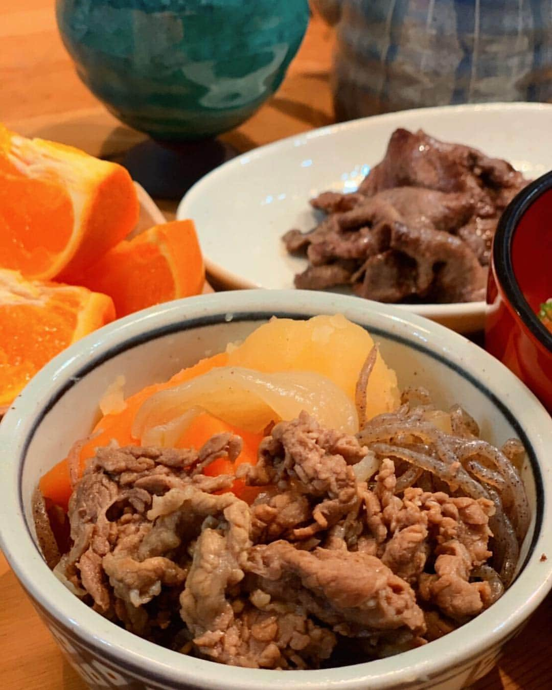 koichan familyさんのインスタグラム写真 - (koichan familyInstagram)「今日の息子たち夜ご飯 ⚾️ （写真はまお用9歳） ・ ・  マグロ丼（納豆2パックのせた） ゆずタン 肉じゃが  生もずく 豆腐のお味噌汁 ゆで卵 オレンジ ・ ・ ・ お義父さんの育てたゆずが美味しすぎて、なんでもに入れちゃう。 ・ ・ 生もずくと酢飯、お味噌汁にも入れたよ🤗 ・ ・ 徳島はすだちが有名で、柚子の時期ではない時も、うどんやソーメン、お味噌汁にはすだちを皮ごとすり下ろして入れるんだよ😋♡ ・ ・ ・ 大きくなーれ！！ ・ ・ ・ #夜ご飯#少年野球#少年野球ママ#少年野球の母#野球#兄弟#男の子ママ#よるごはん#おうちごはん」3月27日 23時14分 - koichan5.5