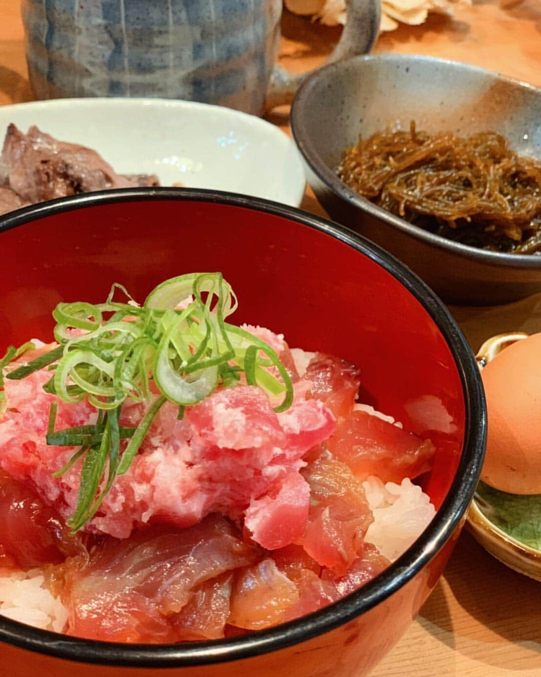 koichan familyさんのインスタグラム写真 - (koichan familyInstagram)「今日の息子たち夜ご飯 ⚾️ （写真はまお用9歳） ・ ・  マグロ丼（納豆2パックのせた） ゆずタン 肉じゃが  生もずく 豆腐のお味噌汁 ゆで卵 オレンジ ・ ・ ・ お義父さんの育てたゆずが美味しすぎて、なんでもに入れちゃう。 ・ ・ 生もずくと酢飯、お味噌汁にも入れたよ🤗 ・ ・ 徳島はすだちが有名で、柚子の時期ではない時も、うどんやソーメン、お味噌汁にはすだちを皮ごとすり下ろして入れるんだよ😋♡ ・ ・ ・ 大きくなーれ！！ ・ ・ ・ #夜ご飯#少年野球#少年野球ママ#少年野球の母#野球#兄弟#男の子ママ#よるごはん#おうちごはん」3月27日 23時14分 - koichan5.5