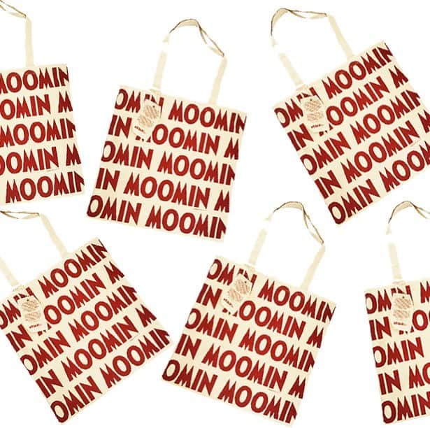 ムーミンさんのインスタグラム写真 - (ムーミンInstagram)「Have you seen the red colour of our exclusive MOOMIN logo tote bag?😍♻️💚 Psst! Normally all orders over 100€ at www.moomin.com* are eligible for a complimentary MOOMIN tote bag - but as a special Spring treat we are adding it to all orders over 50€ for a limited time only!🙌 *custom-made on-demand products are not included in the campaign  #ToveJansson #Moomin #Moomincom #Moominlogototebag #mymoomin #moominofficial #freegift #freebie」3月27日 23時15分 - moominofficial