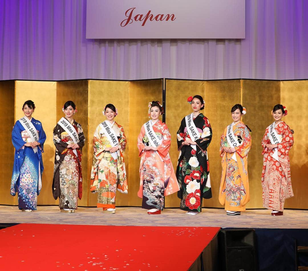 今川あかりのインスタグラム：「こんばんは🌟 2019 Miss SAKE 愛媛代表今川あかりです🍶🍊 先日行われた最終選考会のときのお写真と、私が実際にしたスピーチです😌  1000人の方がいらっしゃる中でトランペットを演奏することは緊張しましたが、後にも先にもないことでしたので、皆様に何か届くものがあればいいな、という思いで演奏いたしました🎺♪ 最終選考会本番には来られなくても、SNSを通して多くの方のご声援をいただきました。本当にありがとございます。2019 Miss SAKEのさえちゃんのこれからの活動も楽しみですね✨ 私もスピーチで言っている通り、多くの方との出会い、ご縁を大切にしていきたいです😊 春は出会いと別れの季節と言いますが、物事が起こる一瞬一瞬を大切に過ごせたら、と思っています🌸」