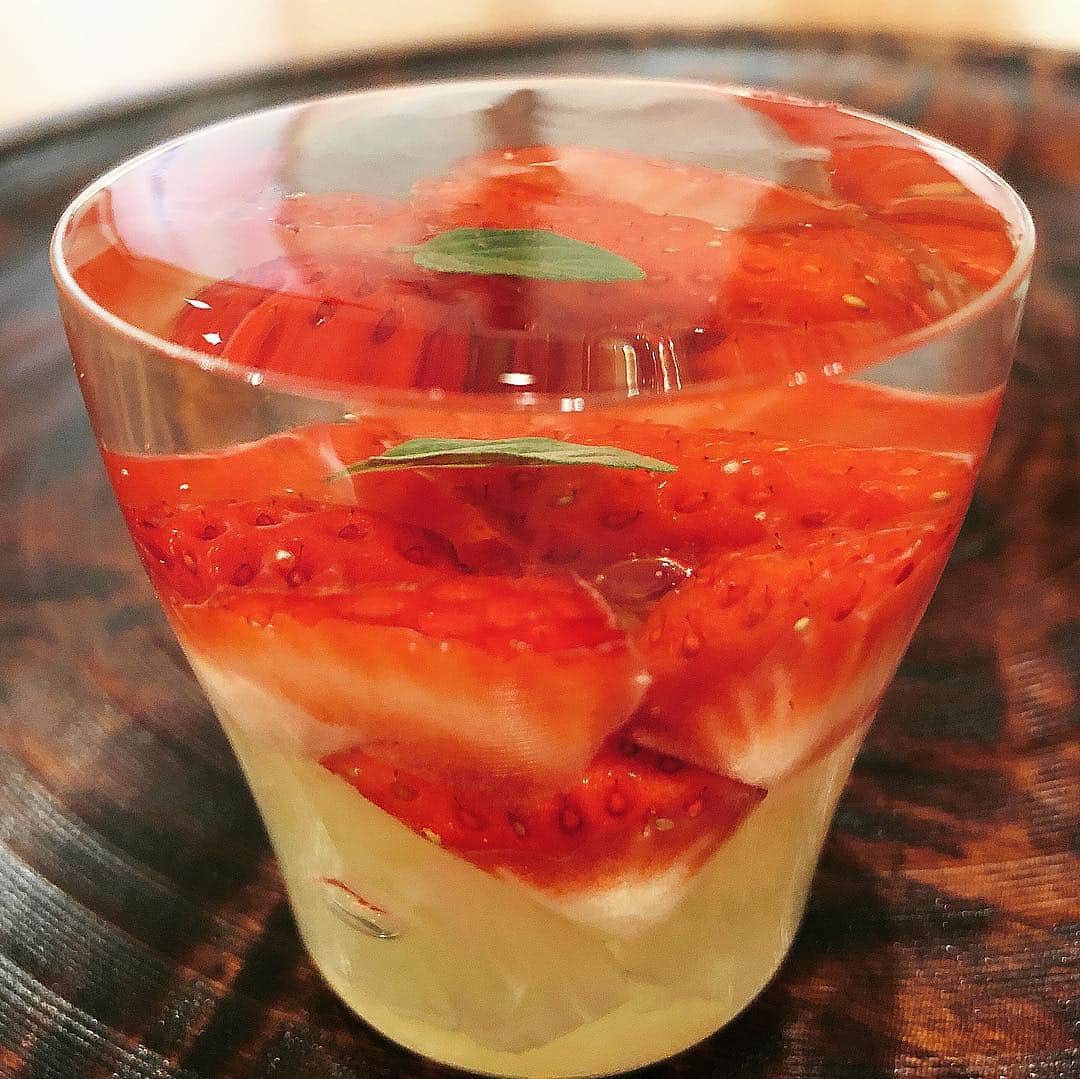 のインスタグラム：「おいしさ こぼれそぉぉぉ〜😆⭕️ 苺とグレープフルーツの寒天🍓 → 表面スレッスレをすくって食べる楽しみ❤️ ・ ・ 外苑前「日本料理 一凛」さんの甘味 ・ ・ @natsukonakamura34 ちゃん ご一緒おおきに💓💓 ・ ・ #いちご#イチゴ#いちごスイーツ#苺#寒天#ゼリー#ありが糖#ありが糖運動#いちご🍓#🍓#里井真由美#1級フードアナリスト里井真由美#ホテルスイーツ#デパ地下スイーツ#フルーツ#さといいね」