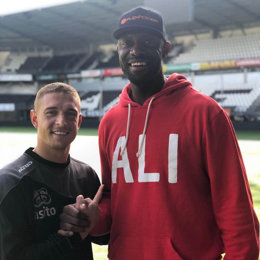 クリストファー・ピーターソンのインスタグラム：「Today we had the honour to meet a true athlet. 10 years in the NBA and a ring. Thank you for confirming why i fell in love with the game. Some stories i could only dream about hearing. #truegentleman #hitting3swithflipflops @franciscoelson」