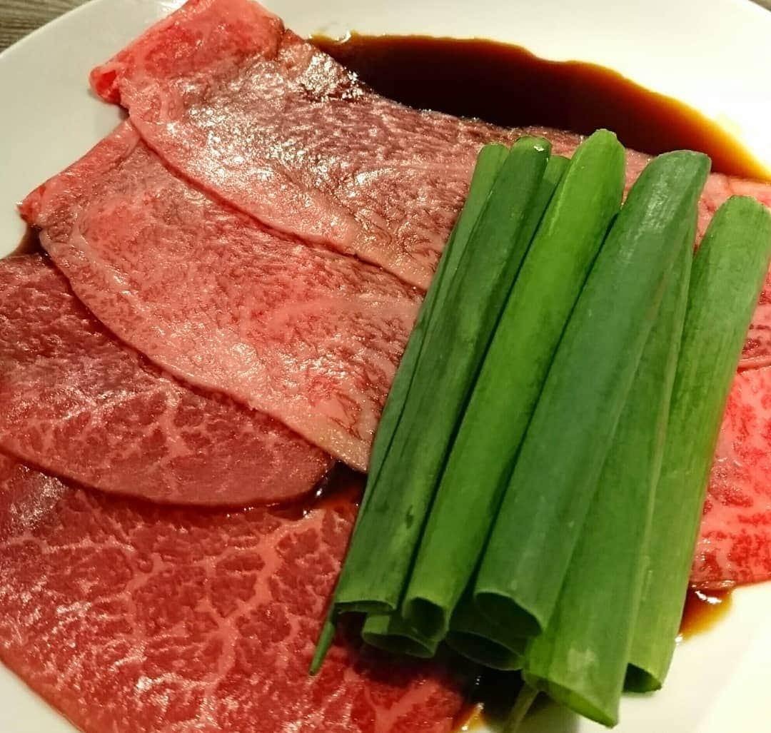 丹野みどりさんのインスタグラム写真 - (丹野みどりInstagram)「お友達の美代子ちゃんと 焼肉デートをしました。  焼肉を焼きながら 食べながら 飲みながら  喋る…という特技を  この日もいかんなく発揮しました。  お誕生日でもあった美代子ちゃん おめでとう🎁 プレゼント喜んで貰えて嬉しいです😄  さて、美代子ちゃんいわく、 近況を話している私は『いい意味で』 「脂ののったギラギラしたおじさん」 らしいです(爆笑)  以前から私は 中身は男だと自覚していますが(笑)  美代子ちゃんとは 長年のお付き合いだからこそ伝わる このニュアンス。 嬉しいなぁ、最大の褒め言葉です。  というのも、近頃の私は あることに取り組んでいるのですが、 それが楽しくて やる気がみなぎっています。  今一番燃えてるかも(笑)  私にそんな部分を感じて 美代子ちゃんはワクワクするそうです  有難う😆💕✨頑張るぜ❗  4月から CBCラジオ(土)17時～19時 「丹野みどりの  よりどりウィークエンド」  #焼肉#dinner#お友達#やる気#みなぎる#ワクワク」3月27日 23時22分 - midorimarron