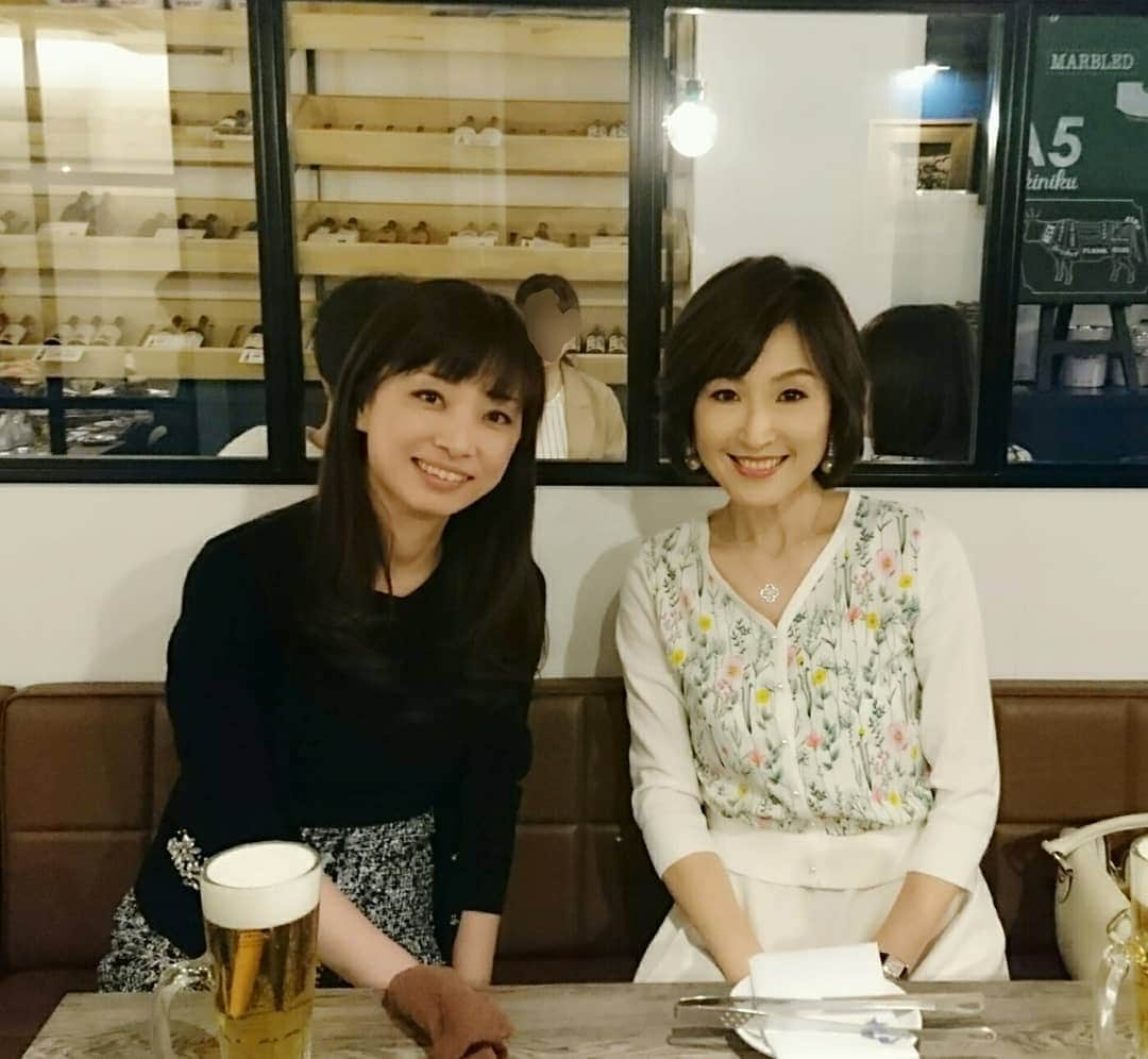 丹野みどりさんのインスタグラム写真 - (丹野みどりInstagram)「お友達の美代子ちゃんと 焼肉デートをしました。  焼肉を焼きながら 食べながら 飲みながら  喋る…という特技を  この日もいかんなく発揮しました。  お誕生日でもあった美代子ちゃん おめでとう🎁 プレゼント喜んで貰えて嬉しいです😄  さて、美代子ちゃんいわく、 近況を話している私は『いい意味で』 「脂ののったギラギラしたおじさん」 らしいです(爆笑)  以前から私は 中身は男だと自覚していますが(笑)  美代子ちゃんとは 長年のお付き合いだからこそ伝わる このニュアンス。 嬉しいなぁ、最大の褒め言葉です。  というのも、近頃の私は あることに取り組んでいるのですが、 それが楽しくて やる気がみなぎっています。  今一番燃えてるかも(笑)  私にそんな部分を感じて 美代子ちゃんはワクワクするそうです  有難う😆💕✨頑張るぜ❗  4月から CBCラジオ(土)17時～19時 「丹野みどりの  よりどりウィークエンド」  #焼肉#dinner#お友達#やる気#みなぎる#ワクワク」3月27日 23時22分 - midorimarron