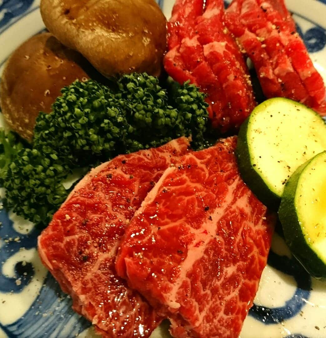 丹野みどりさんのインスタグラム写真 - (丹野みどりInstagram)「お友達の美代子ちゃんと 焼肉デートをしました。  焼肉を焼きながら 食べながら 飲みながら  喋る…という特技を  この日もいかんなく発揮しました。  お誕生日でもあった美代子ちゃん おめでとう🎁 プレゼント喜んで貰えて嬉しいです😄  さて、美代子ちゃんいわく、 近況を話している私は『いい意味で』 「脂ののったギラギラしたおじさん」 らしいです(爆笑)  以前から私は 中身は男だと自覚していますが(笑)  美代子ちゃんとは 長年のお付き合いだからこそ伝わる このニュアンス。 嬉しいなぁ、最大の褒め言葉です。  というのも、近頃の私は あることに取り組んでいるのですが、 それが楽しくて やる気がみなぎっています。  今一番燃えてるかも(笑)  私にそんな部分を感じて 美代子ちゃんはワクワクするそうです  有難う😆💕✨頑張るぜ❗  4月から CBCラジオ(土)17時～19時 「丹野みどりの  よりどりウィークエンド」  #焼肉#dinner#お友達#やる気#みなぎる#ワクワク」3月27日 23時22分 - midorimarron