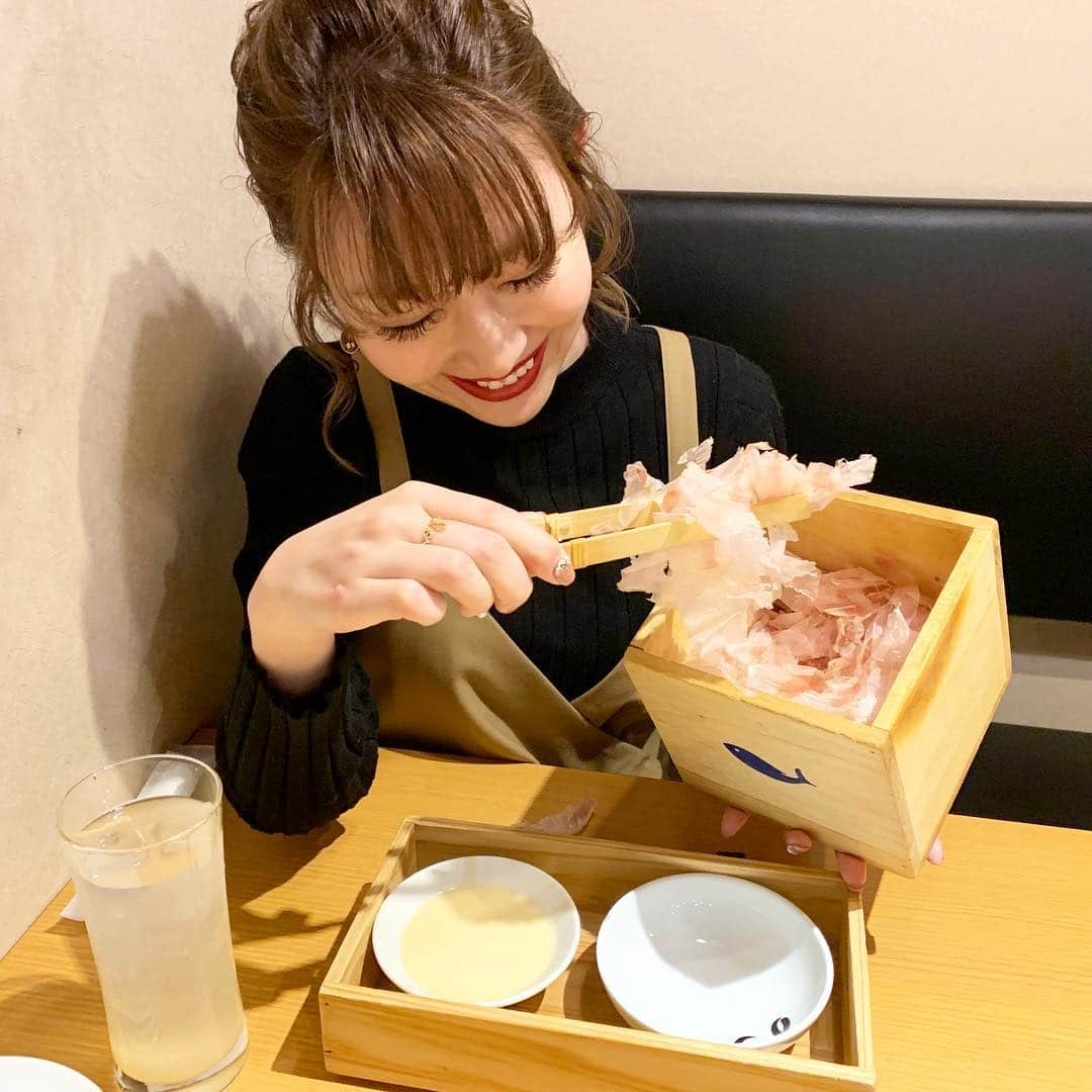 梅野舞さんのインスタグラム写真 - (梅野舞Instagram)「先日のdinnerは新宿にある 「おかか 新宿」 @dashiokaka へ  出汁しゃぶとおばんざいを楽しめるお店🍴  お通しにでてくる出汁の効いた茶碗蒸しと鰹節。  この鰹節はふわっふわでそのまま食べたり、お料理にかけて食べたり楽しみ方は色々。  おばんざい6種を注文したら、どのおばんざいも出汁が効いていて一品一品しっかりボリューム。 ♡おかか流ポテトサラダ ♡比叡とろゆば ♡タコときゅうりの山椒和え ♡アボカド天ぷら 出汁海苔ソース ♡お出汁ひたひたトマト ♡お出汁たっぷり染み大根  楽しみにしていた出汁しゃぶは もう！絶品😍❤️ お野菜はおかわり自由で ヘルシーなのにお腹いっぱい大満足でした✨  デザートはゆず香る杏仁豆腐  新宿ご飯でぜひおススメしたい♡ わたしもまた行きたいな♬ 【おかか 新宿】  東京都新宿区歌舞伎町1-16-3 新宿スクエアビル8階  #おかか新宿#おかか#お出汁#削りたて#出汁しゃぶ#おばんざい#鰹節#お出汁堪能#dinner#ヘルシー#お野菜たっぷり#新宿ご飯#女子会#instagood #instafood #instadinner」3月27日 23時28分 - mai.umeno