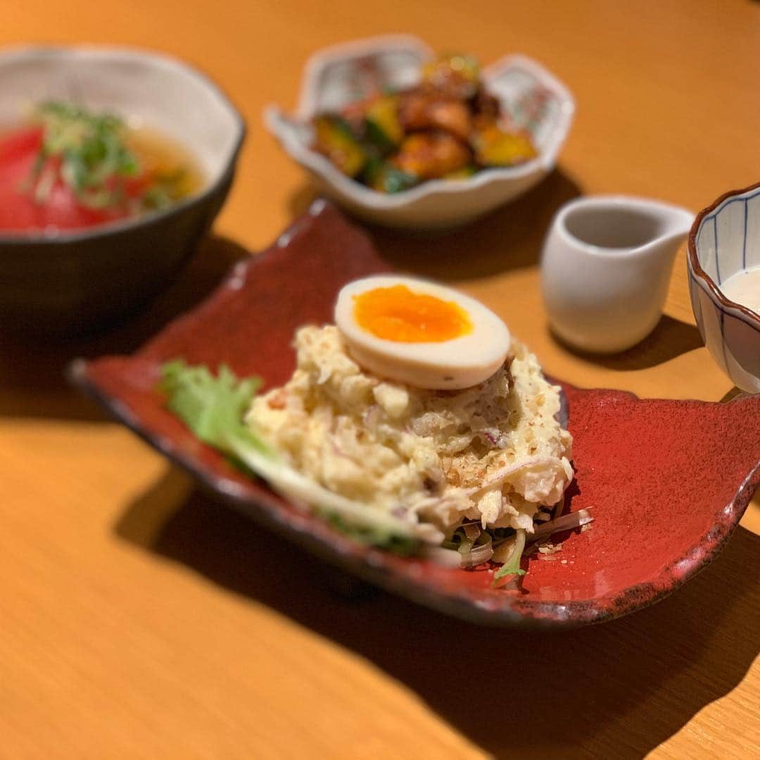 梅野舞さんのインスタグラム写真 - (梅野舞Instagram)「先日のdinnerは新宿にある 「おかか 新宿」 @dashiokaka へ  出汁しゃぶとおばんざいを楽しめるお店🍴  お通しにでてくる出汁の効いた茶碗蒸しと鰹節。  この鰹節はふわっふわでそのまま食べたり、お料理にかけて食べたり楽しみ方は色々。  おばんざい6種を注文したら、どのおばんざいも出汁が効いていて一品一品しっかりボリューム。 ♡おかか流ポテトサラダ ♡比叡とろゆば ♡タコときゅうりの山椒和え ♡アボカド天ぷら 出汁海苔ソース ♡お出汁ひたひたトマト ♡お出汁たっぷり染み大根  楽しみにしていた出汁しゃぶは もう！絶品😍❤️ お野菜はおかわり自由で ヘルシーなのにお腹いっぱい大満足でした✨  デザートはゆず香る杏仁豆腐  新宿ご飯でぜひおススメしたい♡ わたしもまた行きたいな♬ 【おかか 新宿】  東京都新宿区歌舞伎町1-16-3 新宿スクエアビル8階  #おかか新宿#おかか#お出汁#削りたて#出汁しゃぶ#おばんざい#鰹節#お出汁堪能#dinner#ヘルシー#お野菜たっぷり#新宿ご飯#女子会#instagood #instafood #instadinner」3月27日 23時28分 - mai.umeno