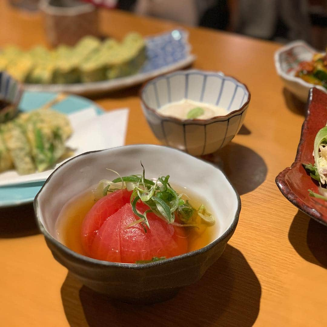 梅野舞さんのインスタグラム写真 - (梅野舞Instagram)「先日のdinnerは新宿にある 「おかか 新宿」 @dashiokaka へ  出汁しゃぶとおばんざいを楽しめるお店🍴  お通しにでてくる出汁の効いた茶碗蒸しと鰹節。  この鰹節はふわっふわでそのまま食べたり、お料理にかけて食べたり楽しみ方は色々。  おばんざい6種を注文したら、どのおばんざいも出汁が効いていて一品一品しっかりボリューム。 ♡おかか流ポテトサラダ ♡比叡とろゆば ♡タコときゅうりの山椒和え ♡アボカド天ぷら 出汁海苔ソース ♡お出汁ひたひたトマト ♡お出汁たっぷり染み大根  楽しみにしていた出汁しゃぶは もう！絶品😍❤️ お野菜はおかわり自由で ヘルシーなのにお腹いっぱい大満足でした✨  デザートはゆず香る杏仁豆腐  新宿ご飯でぜひおススメしたい♡ わたしもまた行きたいな♬ 【おかか 新宿】  東京都新宿区歌舞伎町1-16-3 新宿スクエアビル8階  #おかか新宿#おかか#お出汁#削りたて#出汁しゃぶ#おばんざい#鰹節#お出汁堪能#dinner#ヘルシー#お野菜たっぷり#新宿ご飯#女子会#instagood #instafood #instadinner」3月27日 23時28分 - mai.umeno