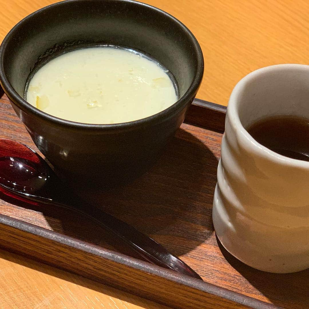 梅野舞さんのインスタグラム写真 - (梅野舞Instagram)「先日のdinnerは新宿にある 「おかか 新宿」 @dashiokaka へ  出汁しゃぶとおばんざいを楽しめるお店🍴  お通しにでてくる出汁の効いた茶碗蒸しと鰹節。  この鰹節はふわっふわでそのまま食べたり、お料理にかけて食べたり楽しみ方は色々。  おばんざい6種を注文したら、どのおばんざいも出汁が効いていて一品一品しっかりボリューム。 ♡おかか流ポテトサラダ ♡比叡とろゆば ♡タコときゅうりの山椒和え ♡アボカド天ぷら 出汁海苔ソース ♡お出汁ひたひたトマト ♡お出汁たっぷり染み大根  楽しみにしていた出汁しゃぶは もう！絶品😍❤️ お野菜はおかわり自由で ヘルシーなのにお腹いっぱい大満足でした✨  デザートはゆず香る杏仁豆腐  新宿ご飯でぜひおススメしたい♡ わたしもまた行きたいな♬ 【おかか 新宿】  東京都新宿区歌舞伎町1-16-3 新宿スクエアビル8階  #おかか新宿#おかか#お出汁#削りたて#出汁しゃぶ#おばんざい#鰹節#お出汁堪能#dinner#ヘルシー#お野菜たっぷり#新宿ご飯#女子会#instagood #instafood #instadinner」3月27日 23時28分 - mai.umeno