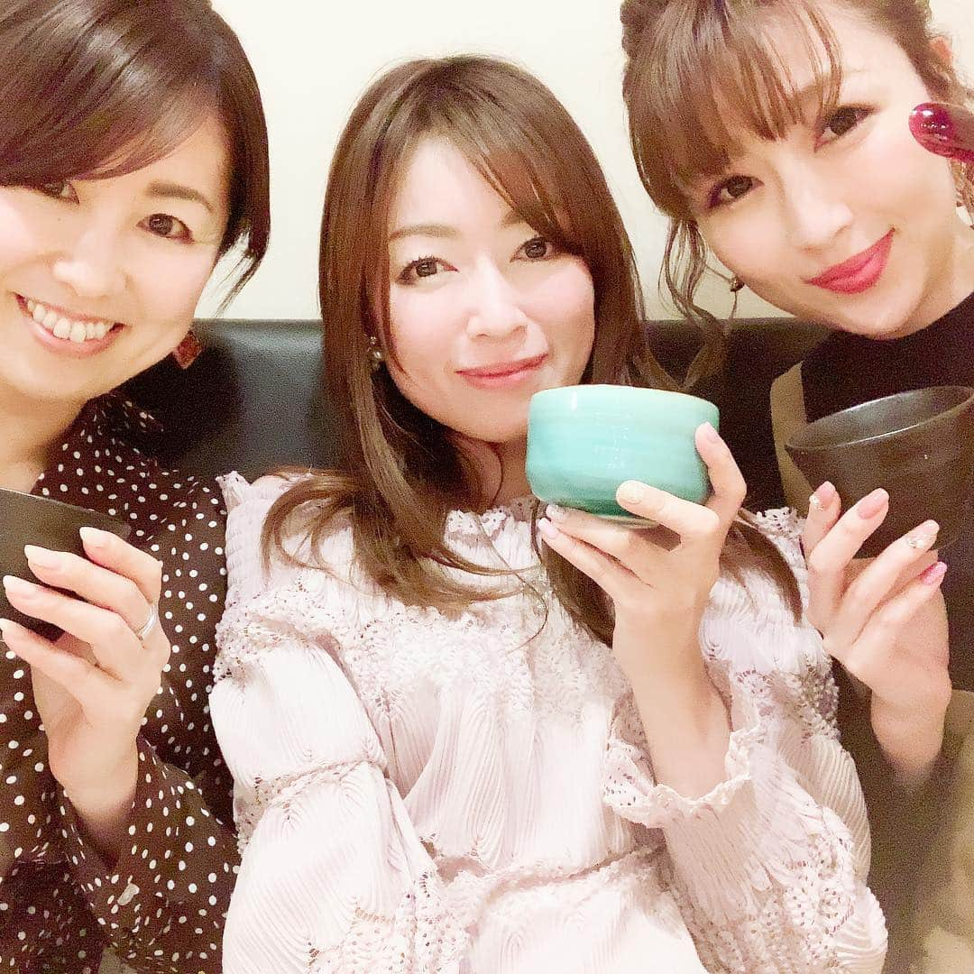 梅野舞さんのインスタグラム写真 - (梅野舞Instagram)「先日のdinnerは新宿にある 「おかか 新宿」 @dashiokaka へ  出汁しゃぶとおばんざいを楽しめるお店🍴  お通しにでてくる出汁の効いた茶碗蒸しと鰹節。  この鰹節はふわっふわでそのまま食べたり、お料理にかけて食べたり楽しみ方は色々。  おばんざい6種を注文したら、どのおばんざいも出汁が効いていて一品一品しっかりボリューム。 ♡おかか流ポテトサラダ ♡比叡とろゆば ♡タコときゅうりの山椒和え ♡アボカド天ぷら 出汁海苔ソース ♡お出汁ひたひたトマト ♡お出汁たっぷり染み大根  楽しみにしていた出汁しゃぶは もう！絶品😍❤️ お野菜はおかわり自由で ヘルシーなのにお腹いっぱい大満足でした✨  デザートはゆず香る杏仁豆腐  新宿ご飯でぜひおススメしたい♡ わたしもまた行きたいな♬ 【おかか 新宿】  東京都新宿区歌舞伎町1-16-3 新宿スクエアビル8階  #おかか新宿#おかか#お出汁#削りたて#出汁しゃぶ#おばんざい#鰹節#お出汁堪能#dinner#ヘルシー#お野菜たっぷり#新宿ご飯#女子会#instagood #instafood #instadinner」3月27日 23時28分 - mai.umeno