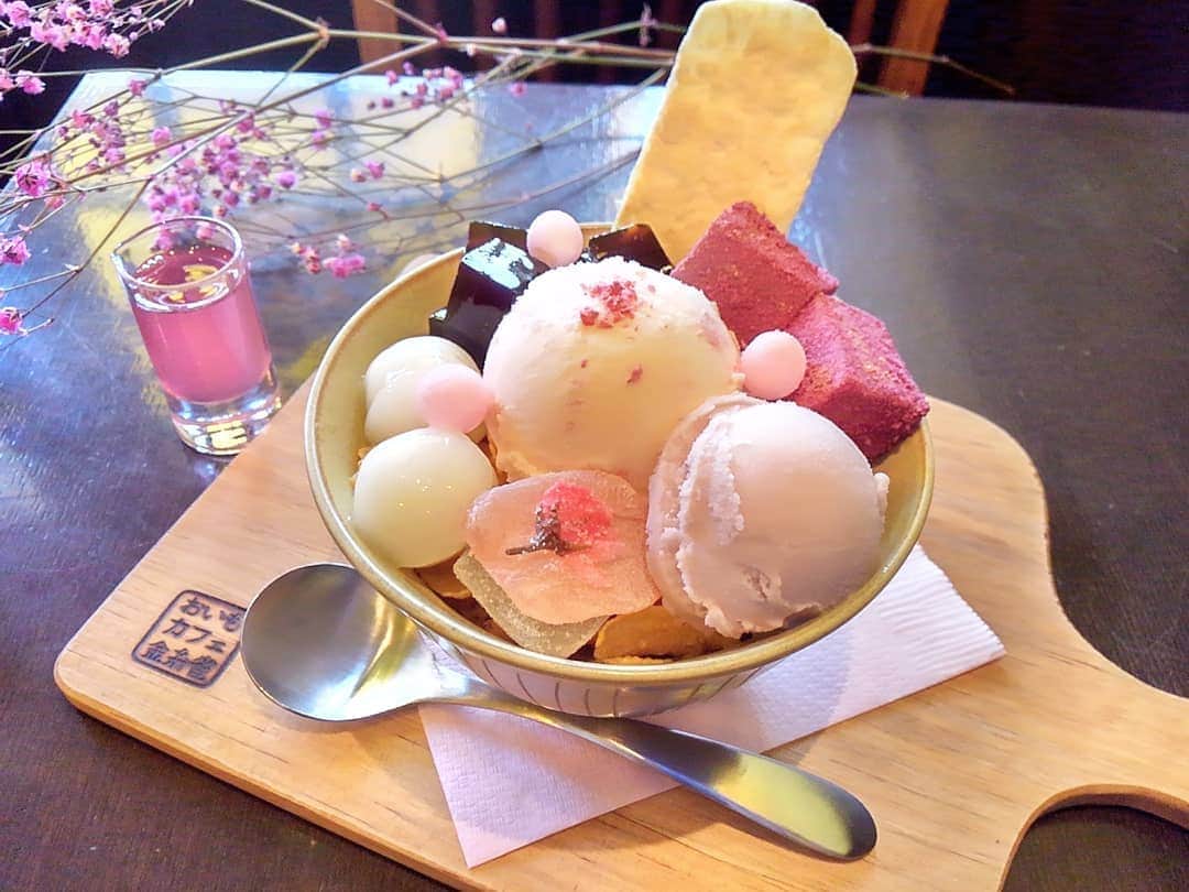 おいもカフェ金糸雀のインスタグラム：「. 桜の優しい香りが春を感じる季節限定『おいも鎌倉桜パフェ』。 サクラの花びらが入った甘塩っぱい桜アイスと、紫芋のパステルカラーがカワイイ和パフェです♪ . #おいもカフェ金糸雀 #おいもカフェ #鎌倉 #小町通り#湘南 #カフェ #和カフェ #鎌倉カフェ #湘南カフェ #神奈川カフェ #鎌倉スイーツ #鎌倉グルメ #パフェ #和パフェ #春パフェ #スイーツ #和スイーツ #春スイーツ #アイス #さくら #桜 #桜パフェ #桜スイーツ #桜アイス #かわいい #カフェ巡り #スイーツ巡り #おいり #kamakura #가마쿠라 . 《おいもカフェ金糸雀》 営業時間：10:00-18:00 定休日：水曜日 248-0006 神奈川県鎌倉市小町2-10-10 小町TIビル1F TEL：0467-22-4908」