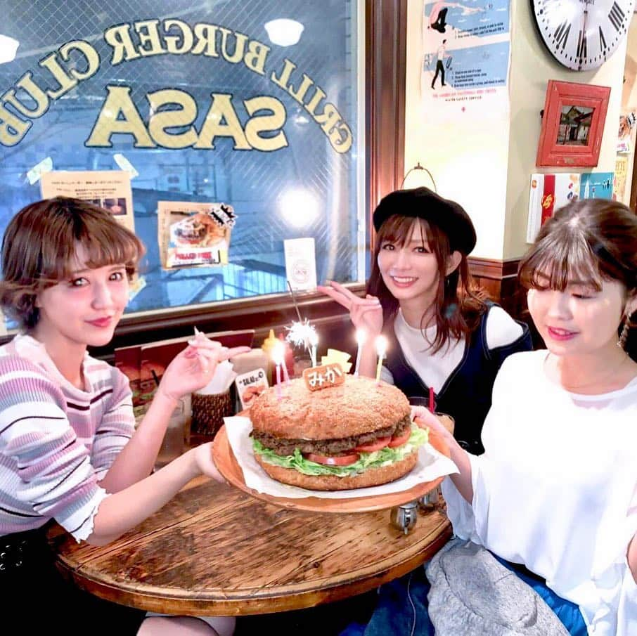 中谷あすみさんのインスタグラム写真 - (中谷あすみInstagram)「久々の3人でディナー🍔♡ 話しこんじゃって2時間じゃ足りなかったね😂笑 そして知り合いのオススメのお店でビッグハンバーガーでお祝いしたよー🎉  #外食続き#久しぶり#dinner#サプライズ#ハンバーガー#代官山#friends#グルメ好きな人と繋がりたい#junkfood」3月27日 23時25分 - asumi_naa