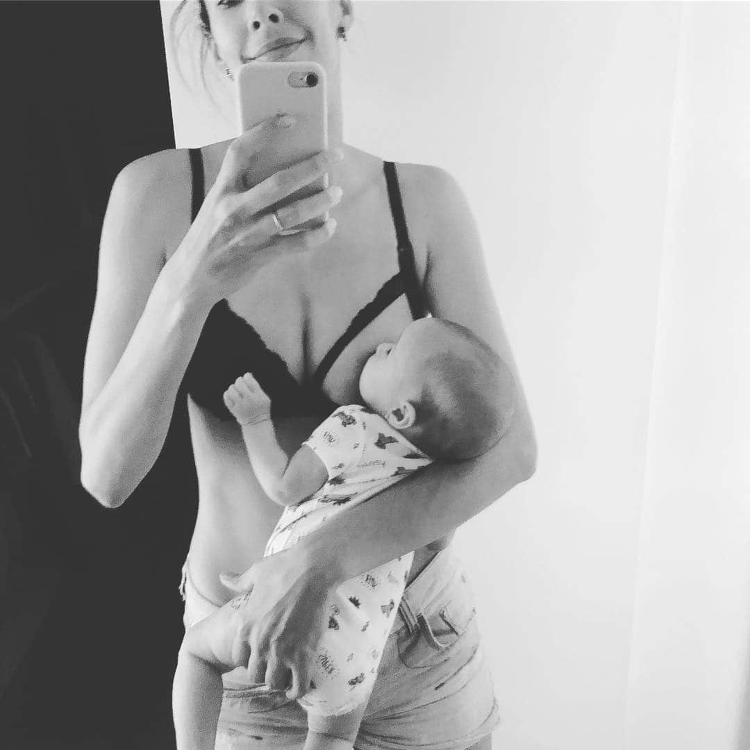 シェイラ・カストロのインスタグラム：「Sempre amamentei, nunca foi fácil! Duas então?!?!? Loucura!!! 🤣🤣🤣Mas foi bom demais! Minhas filhas fazem cinco meses na próxima semana e estão começando a não querer mais peito! Pq? Não sei. Ainda insisto, às vezes pegam, às vezes não... não fico triste com isso, graças a Deus sempre tive muito leite, pra dar pras duas e ainda fazer estoque no congelador. Já amamentei as duas ao mesmo tempo, só uma, enquanto a outra esperava. Já esperaram com calma,  já esperaram impacientes. Já teve de tudo aqui!!! Mas estamos chegando no fim de um ciclo muito gostoso, de uma troca que tive o prazer de ter. Amamentar é mágico! Se quiserem que fale mais sobre isto posso fazer um post no meu blog (que está parado) ou fazer stories falando sobre isto e deixar salvo. O que preferirem! Ou se não quiserem não falo nada! Hahaha! #albumdalizeninna #amamentacao #breastfeeding」