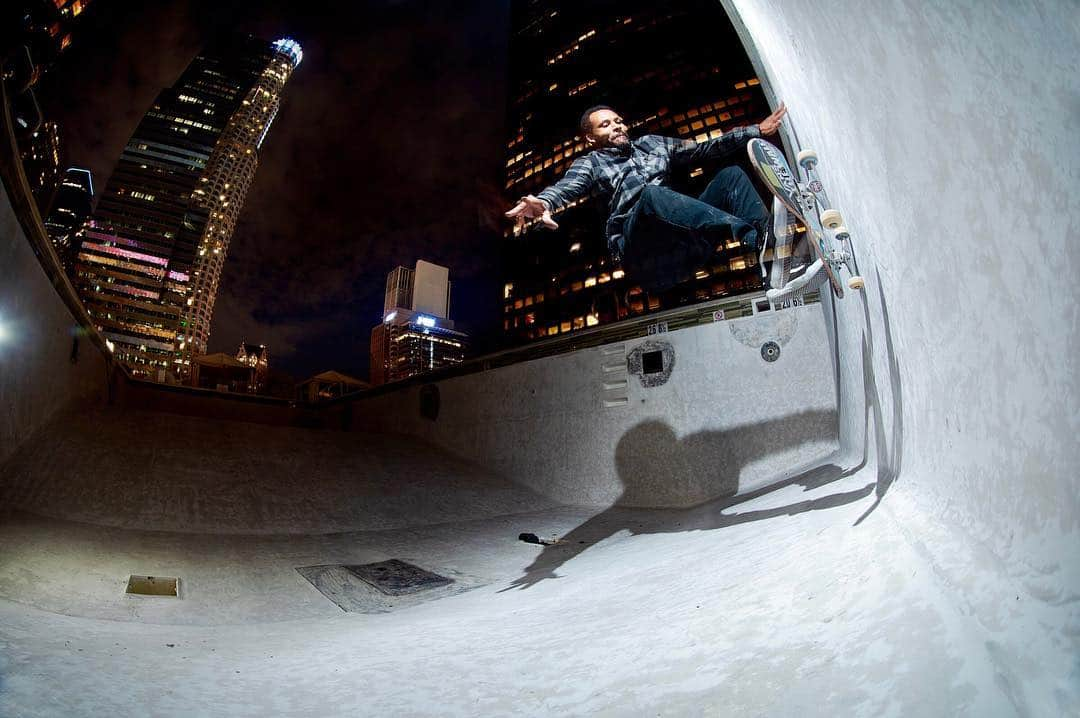 Vans Skateさんのインスタグラム写真 - (Vans SkateInstagram)「@R.Barbee goes frontside in downtown LA for some #WowCoolWallride action for today. Grab a copy of the new @TransworldSkate for the full article written and shot by @AAcostaa, or hit up skateboarding.com if you just can’t wait #WCW.」3月27日 23時26分 - vansskate