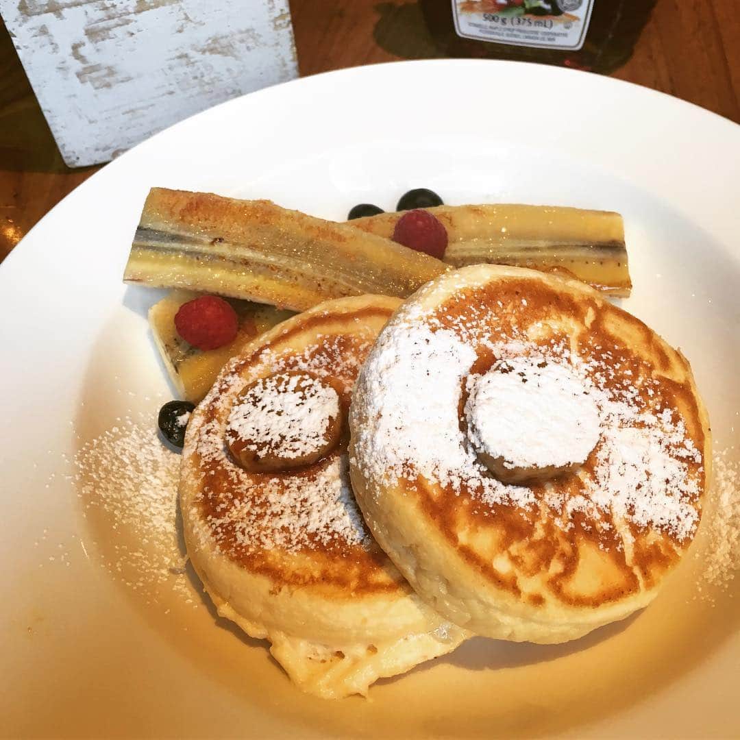 渚さんのインスタグラム写真 - (渚Instagram)「バッナーナ！ #cafe #lunch #pancakes #パンケーキ」3月27日 14時35分 - nagi731