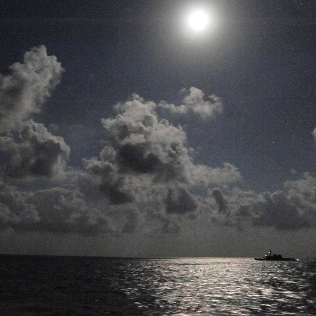 海上自衛隊さんのインスタグラム写真 - (海上自衛隊Instagram)「～月と自衛艦～ 月に照らされた航路を進む、外洋練習航海部隊の練習艦「しまゆき」 （3月19日帰国）  #海上自衛隊  #JMSDF  #月 #護衛艦  #mooninthedark  #ocean　 #君に見せたい景色がある」3月27日 14時32分 - jmsdf_pr
