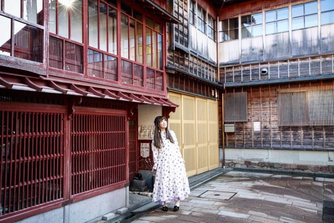 のインスタグラム：「金沢散歩♪ #ゆりもりの勝手にfashioncheck #花柄ワンピ #jinasis  #シャイニースカート #jinasis  #帽子 #ca4la  #東茶屋街 #金沢 #金沢観光」
