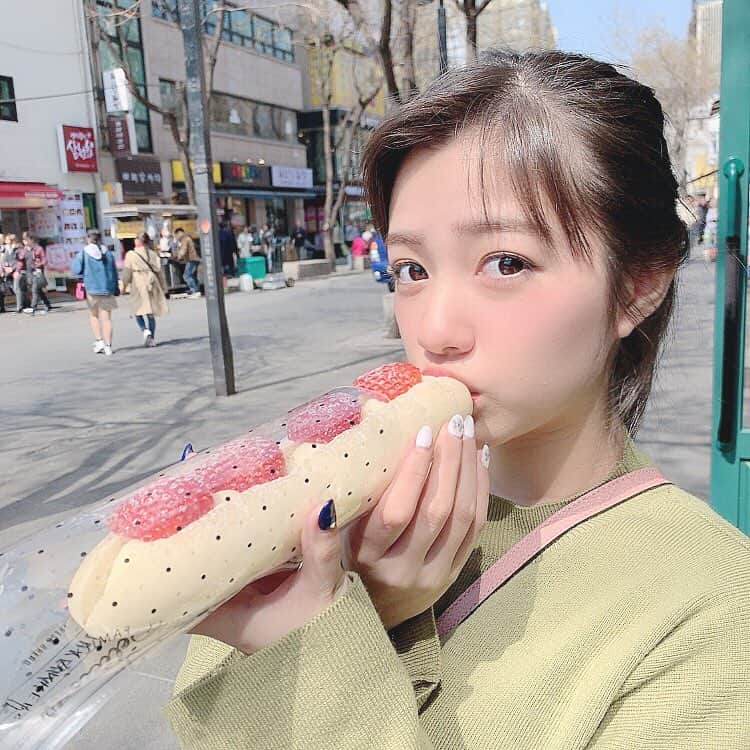 中嶋桃花さんのインスタグラム写真 - (中嶋桃花Instagram)「このいちごのパン究極に美味しかった🥐🍓 韓国はいちごが日本より全然安いいみたいで、いちごの商品がたっくさんで目のキラキラが止まらなかったよ❤︎ 今日最終日楽しみます🌷  投稿はまだまだ続くから楽しみにしててね〜💫 #韓国旅行」3月27日 14時38分 - momoka_nakajima