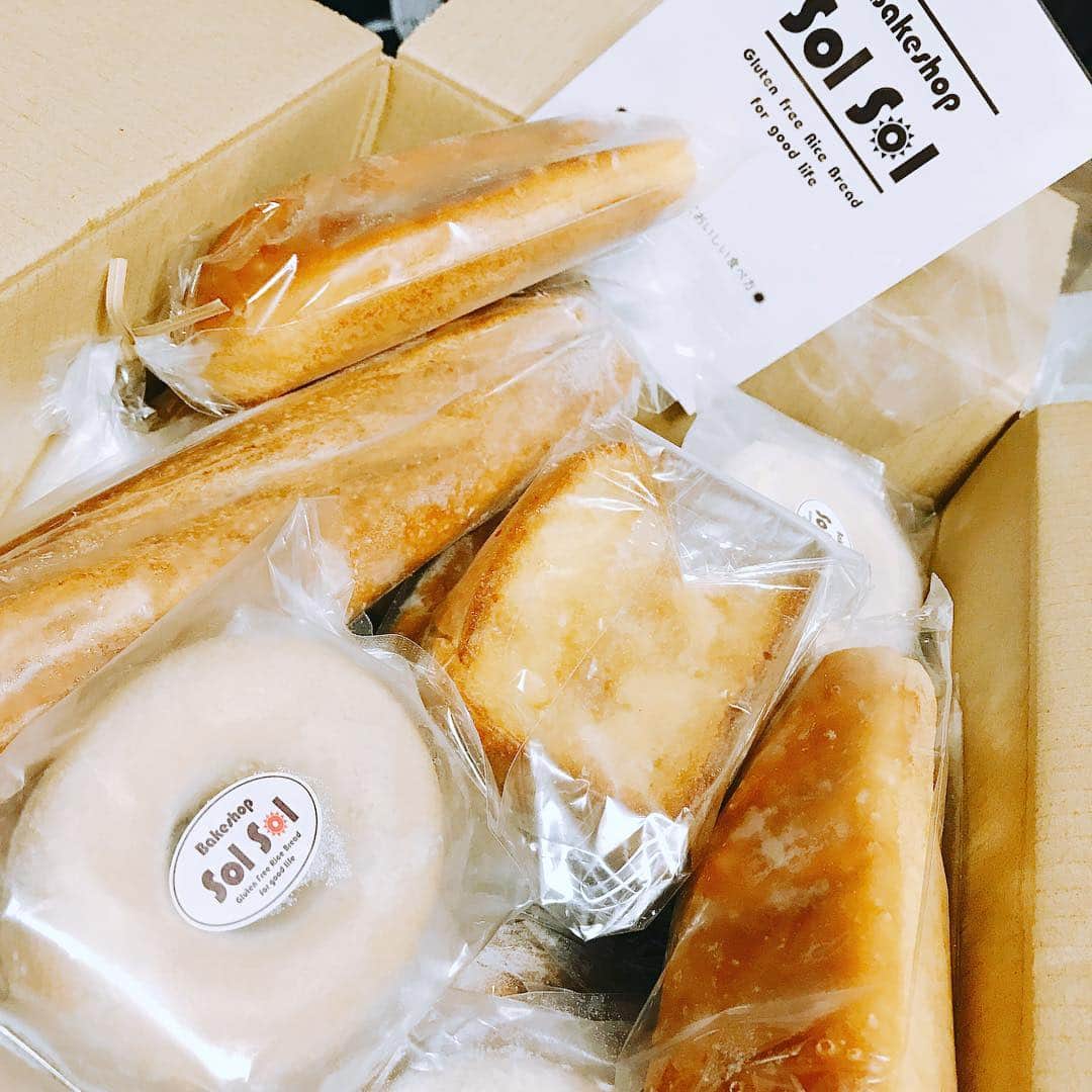 岡村咲さんのインスタグラム写真 - (岡村咲Instagram)「またまた米粉パンの贈り物🥖🍞🥐🥞🍔🌭🍕 今回は冷凍便❤ありがとうございます😭感動。1ヶ月はパンが食べられると思うと心が弾む😍#素敵便 #米粉パン  #saki_foodallergy」3月27日 14時41分 - sakiokamura_official