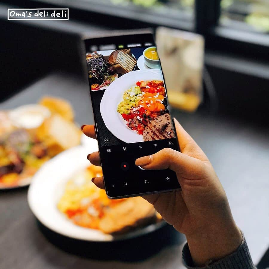 4foodie, for foodieさんのインスタグラム写真 - (4foodie, for foodieInstagram)「📍Taipei, Taiwan Oma’s deli deli / 以下餐點及價位 辣味超級食物能量碗 $395 美味程度：🌕🌕🌕🌕🌑 💡補充💡香炒甜椒茴香辣味雞、黑豆、地瓜鷹嘴豆泥、番茄莎莎、酪梨與費達起司搭香烤兩片蛋白質麵包。辣味雞不太辣，不柴，番茄莎莎很清爽好吃，酪梨滑順配著麵包很讚！地瓜鷹嘴豆泥地瓜和鷹嘴豆泥比例互相搭配的很好，不會有太突兀搶戲的味道，蛋白質麵包很好吃，外面烤的微焦，麵包體保有濕潤度不會太乾！ 燻鮭魚酪梨歐姆蛋早午餐 $380 美味程度：🌕🌕🌕🌕🌑 💡補充💡歐姆蛋、燻鮭魚、菠菜、酪梨、全麥吐司、果乾鮮奶燕麥杯與能量主廚沙拉。酪梨沒有包太多大概佔歐姆蛋二分之一，有點可惜，期待酪梨再多點的！歐姆蛋很嫩很香，調味很淡所以搭配有鹹度的燻鮭魚非常剛好！ 整體： 環境衛生：🌕🌕🌕🌕🌕 服務態度：🌕🌕🌕🌕🌕 再訪意願：🌕🌕🌕🌕🌕 🗺台北市大安區仁愛路4段406-1號 🚇捷運國父紀念館站2號出口 ☎️(02)2700-0857 ⏰08：30-21：00 🍽2019.03.24到訪用餐 💡補充💡這家非常適合健身或在體態管理的人唷，裡面有很多不同的料理，高蛋白、低碳水，提供非常多的料理選擇，食材都用的很好，下次想吃櫛瓜麵！感覺很酷～另外，現場還有麵包區可以選購麵包蛋糕等，當天我也買了兩塊麵包回家！高蛋白、低gi、無油、無糖、無蛋奶素食可吃、低碳，非常多選擇！！如果這家開在我家旁邊就好了，如果當天有用餐，買麵包還會打九折唷！ #4foodie #4foodie國父紀念館站 #國父紀念館美食 #台北美食 #高蛋白 #低碳 #麵包 #健身餐 #減脂 #減脂餐 #健身 #體重管理 #健康飲食 #能量 #無油 #無糖 #早午餐 #omasdelideli #taipei  #4foodiexsamsung #samsung #galaxynote9 #note9 ©版權所有，不得轉載copyrights reserved space」3月27日 14時43分 - 4foodie