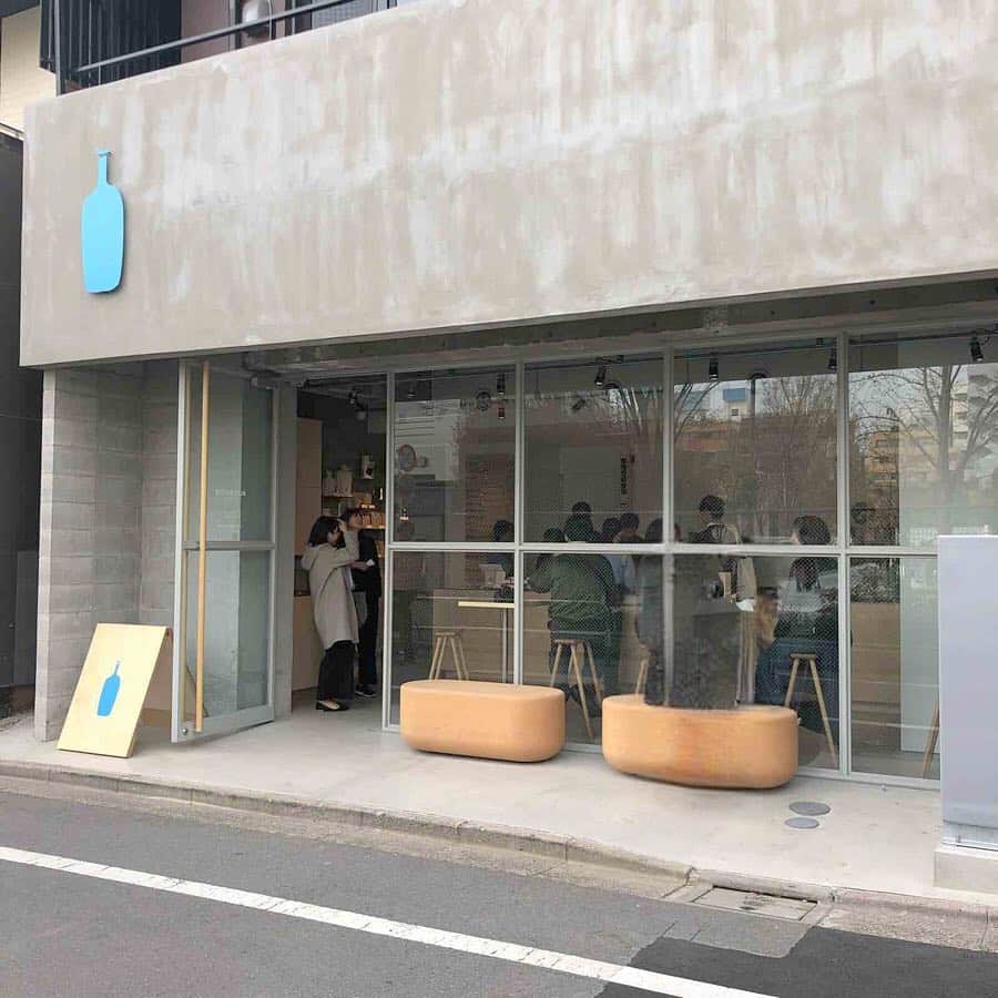 のインスタグラム：「3/22にオープンしたばかりの #ブルーボトルコーヒー 池袋店 . 📍 〒171-0022 東京都豊島区南池袋2 Chome−23−７ . 池袋南公園の真ん前です（＾ω＾） . #yuisa #cafe #池袋カフェ #池袋カフェ巡り #カフェ巡り #카페 #카페투어 #카페스타그램 #커피 #아메리카노 #도쿄카페 #일본카페 #블루보틀」