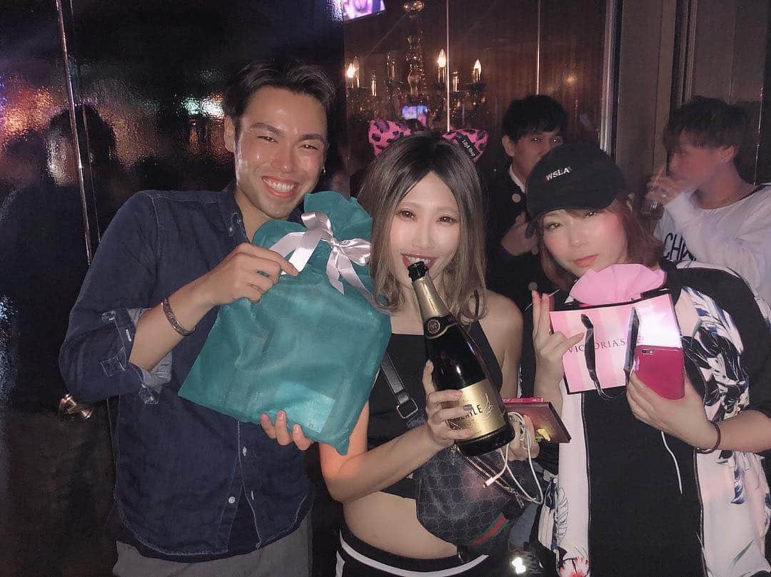 DJ YURINAさんのインスタグラム写真 - (DJ YURINAInstagram)「My job starts with making smile teammates. people meet mean is made of miracle.😆😆😆 . 次回は4/26esprit☑️ 一緒に朝までお腹痛くなるくらい笑おーね✌️ クラブ好きだけど行きたいけど1人じゃ、、て人はみんなおいで🙋‍♀️🙋‍♀️ . #teammate #happybirthday #smileday #roppongi #tokyonightlife #welcometotokyo #酒ラブ #catailand #飲み好きの集まり#tokyocommunity #音楽好きな人と繋がりたい  #仲間を大切にする人と繋がりたい #1人クラブ #クラブ初心者 #世界一イケてるコミュニティ」3月27日 14時51分 - dj_yurina_tokyo