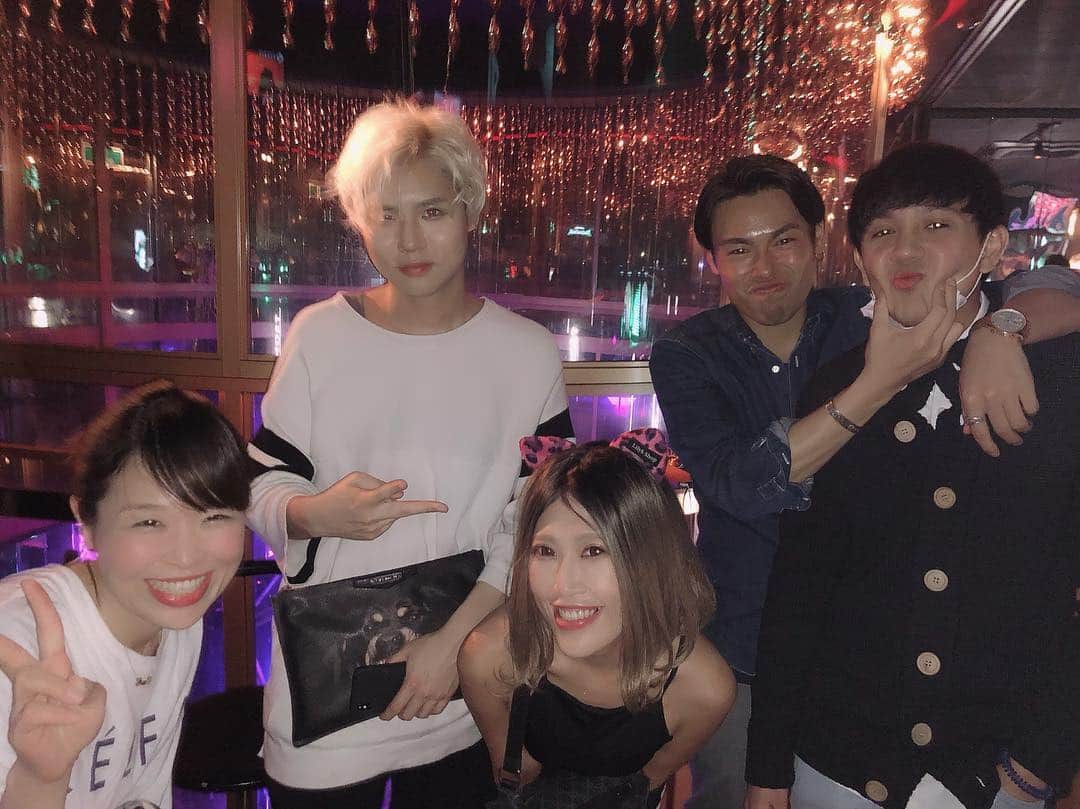 DJ YURINAさんのインスタグラム写真 - (DJ YURINAInstagram)「My job starts with making smile teammates. people meet mean is made of miracle.😆😆😆 . 次回は4/26esprit☑️ 一緒に朝までお腹痛くなるくらい笑おーね✌️ クラブ好きだけど行きたいけど1人じゃ、、て人はみんなおいで🙋‍♀️🙋‍♀️ . #teammate #happybirthday #smileday #roppongi #tokyonightlife #welcometotokyo #酒ラブ #catailand #飲み好きの集まり#tokyocommunity #音楽好きな人と繋がりたい  #仲間を大切にする人と繋がりたい #1人クラブ #クラブ初心者 #世界一イケてるコミュニティ」3月27日 14時51分 - dj_yurina_tokyo