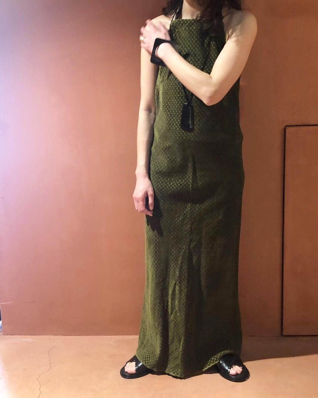 6(ROKU) OFFICIALさんのインスタグラム写真 - (6(ROKU) OFFICIALInstagram)「ショルダーラインが美しく見えるpelleqのhalterneck dress。 cottonとlinenをブレンドしたパイル地で心地良く肌に馴染み、ドレープラインが美しいシルエットをつくります。 (6 cat streetのみでの展開になります。)」3月27日 15時01分 - 6______roku