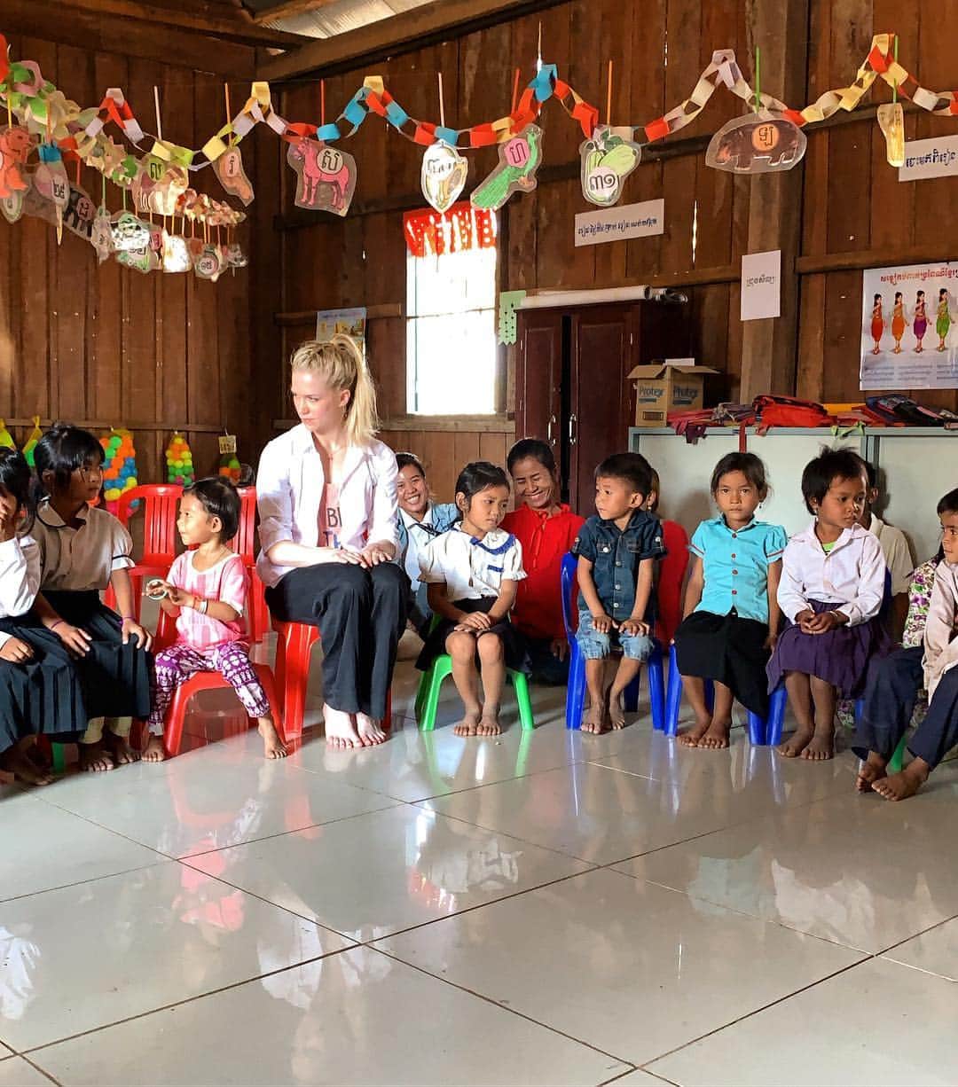 ケイトリン・ウィーバーさんのインスタグラム写真 - (ケイトリン・ウィーバーInstagram)「Having an “Elf” moment this morning with the Early Childhood Development group in Chey Saen, Cambodia! 😅 There are 32 students that attend ECD here. There are over 1,000 children aged 3-5 in the village. 3.2%. 😳 #realitycheck • #newfriends @worldvisioncan #KaitlynLearnsToCount」3月27日 14時53分 - ka2sh
