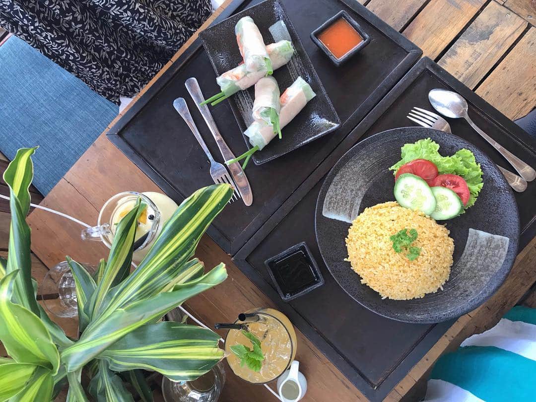 Nagisa 나기사さんのインスタグラム写真 - (Nagisa 나기사Instagram)「🇻🇳1802ベトナムtrip🇻🇳﻿ ﻿ 現在地Mexico🇲🇽Tripはストーリーにて﻿﻿ ﻿﻿ ﻿ お昼はツリーハウスのような開放感あふれるおしゃれカフェで、生春巻きとチャーハンを。﻿ 雰囲気も味も◎﻿ 春巻きもチャーハンも250円くらいと日本では考えられない！！﻿ ﻿ ﻿ ﻿ ﻿﻿﻿﻿﻿﻿﻿ #海外生活 #外国生活 #ベトナム旅行 #sagojoinsta #retrip_vietnam #retrip #タビジョ #旅行好きな人と繋がりたい #女子旅 #世界一周 #Vietnam #jtbで旅したい #タビジェニ #anaタビキブン﻿ #タビジェニアンバサダー  #stayway女子旅」3月27日 14時56分 - nagisa0713