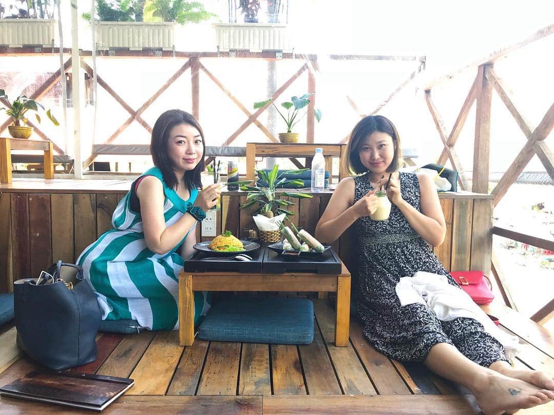 Nagisa 나기사さんのインスタグラム写真 - (Nagisa 나기사Instagram)「🇻🇳1802ベトナムtrip🇻🇳﻿ ﻿ 現在地Mexico🇲🇽Tripはストーリーにて﻿﻿ ﻿﻿ ﻿ お昼はツリーハウスのような開放感あふれるおしゃれカフェで、生春巻きとチャーハンを。﻿ 雰囲気も味も◎﻿ 春巻きもチャーハンも250円くらいと日本では考えられない！！﻿ ﻿ ﻿ ﻿ ﻿﻿﻿﻿﻿﻿﻿ #海外生活 #外国生活 #ベトナム旅行 #sagojoinsta #retrip_vietnam #retrip #タビジョ #旅行好きな人と繋がりたい #女子旅 #世界一周 #Vietnam #jtbで旅したい #タビジェニ #anaタビキブン﻿ #タビジェニアンバサダー  #stayway女子旅」3月27日 14時56分 - nagisa0713