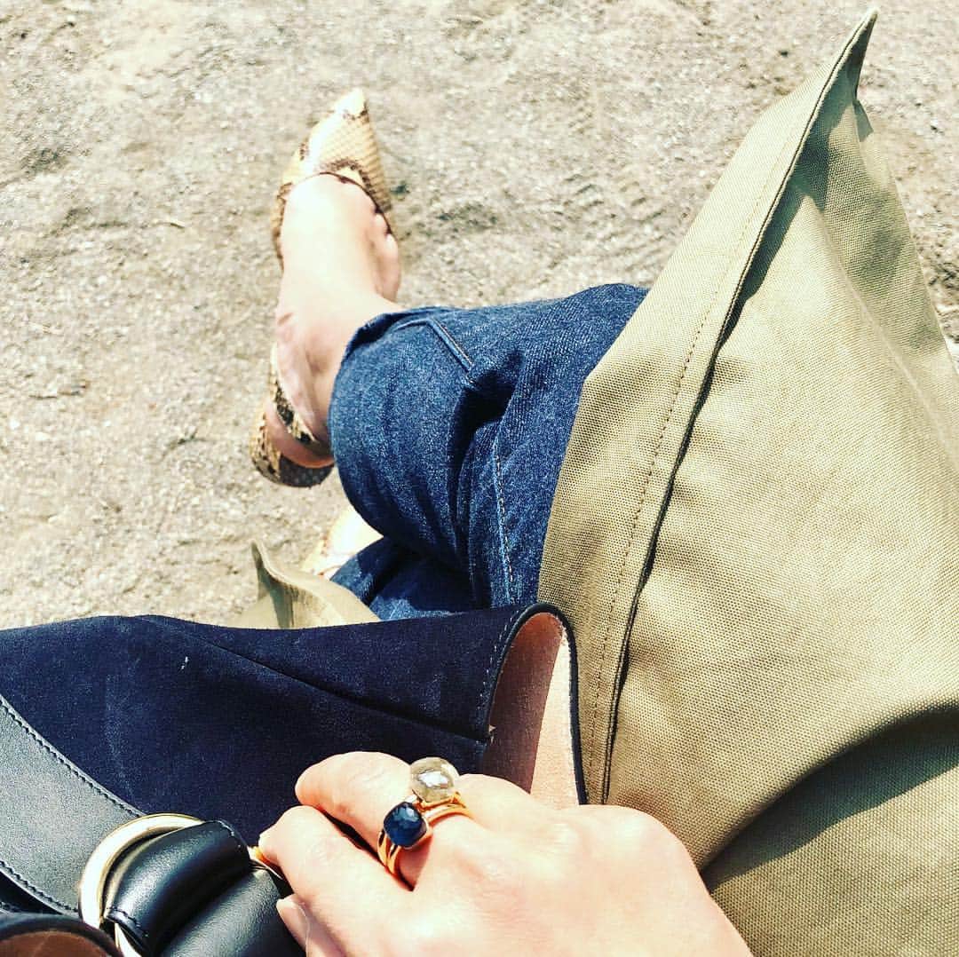 望月律子さんのインスタグラム写真 - (望月律子Instagram)「Pomellato NUDO☺︎❤︎ やっぱりこのリング好きです。 ポメラートのヌード。カジュアルスタイルを格上げしてくれるのにマダムにはならないこの感じ…名品。 #pomellato #nudo #ホワイトトパーズ #ブルートパーズ」3月27日 14時58分 - ritsukomochizuki