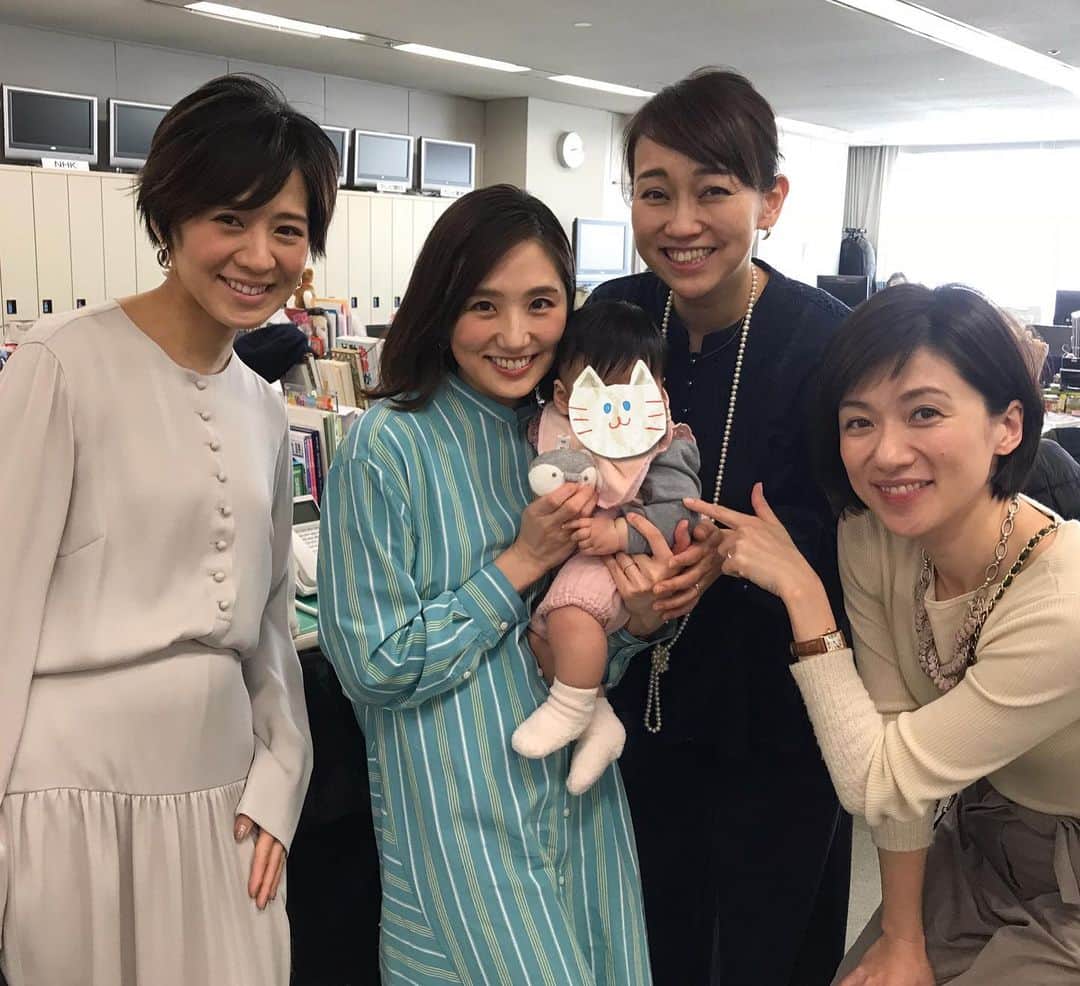 戸部洋子のインスタグラム：「育休中の松村未央ちゃんがアナ室に遊びにきてくれましたーベビーちゃん大人たちにキャーキャー囲まれても全然泣かない！いい子や〜❤️ そして榎並さん登場に、なぜか爆笑のベビーちゃん🤣さすが芸人さんの子👍#最初の写真6人います🧡#椿ちゃんももーすぐママ#椿原慶子#松村未央#梅津弥英子#榎並大二郎#島田彩夏」