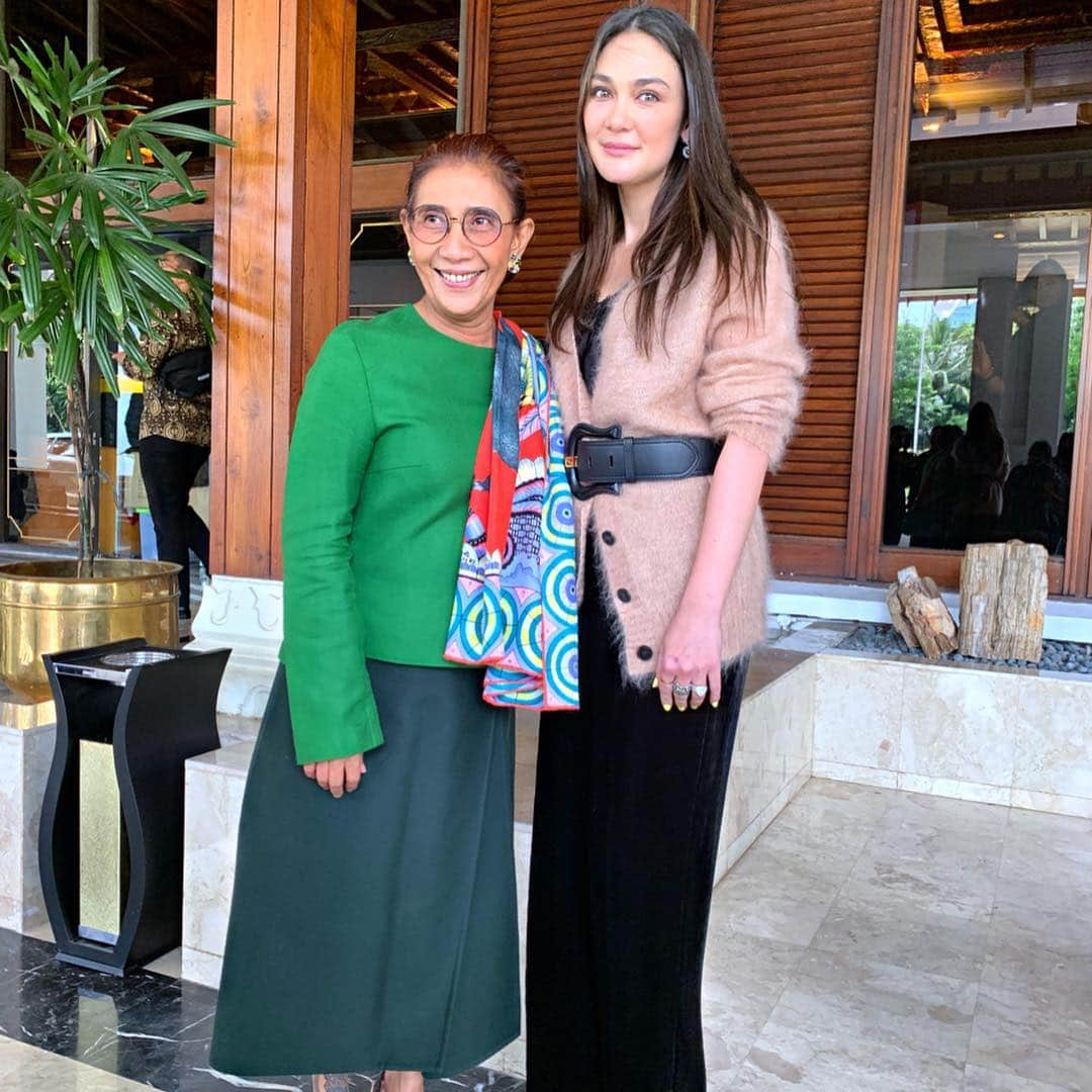 ルナ・マヤさんのインスタグラム写真 - (ルナ・マヤInstagram)「Such an honor to meet you in person, she’s so humble and funny yet so smart and I’m inspired by her. keep up the good work bu @susipudjiastuti115 semangat terus untuk membangun negri kita, INDONESIA! 🇲🇨😇 #proudindonesian #99mostinspiringwomen #lunamaya @globe.asia」3月27日 15時09分 - lunamaya