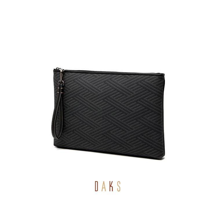 DAKS Koreaさんのインスタグラム写真 - (DAKS KoreaInstagram)「• DAKS accessories  올 봄, 클래식한 무드의 품격 있는 남성 클러치백 추천! . [BELLINGHAM] #DBBA9E305W1 [CARLISLE POOLE] #DBBA9E423G3 . #닥스 #닥스코리아 #닥스액세서리#DAKS #DAKSACCESSORIES #LFmall #남성가방 #남성클러치 #남성클러치백 #남성패션 #선물추천」3月27日 15時10分 - dakskorea_accessories