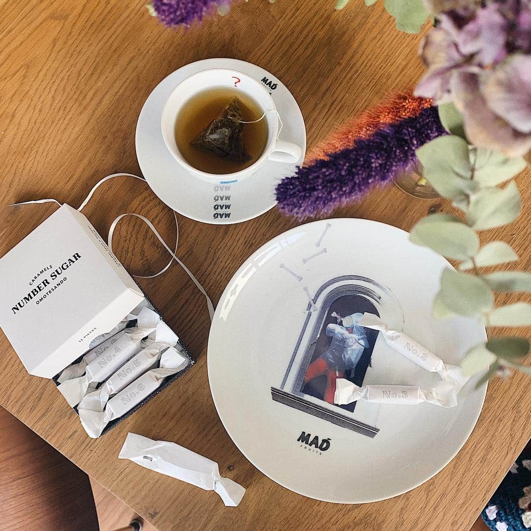 のインスタグラム：「らんねえ @tondabayashiran が始めたライフスタイルブランド【MAD FRUITS】の食器でTea time☕️🍽 かわいくてかっこいい、意外にもいろんなシーンに合いそう。🍏 あったかい紅茶にキャラメルを合わせると口の中でほわんと溶けてグッドバランスだなあ。 @numbersugar_official のキャラメルはファンの方に頂きました。いつもありがとう🍓 #madfruits  #numbersugar」