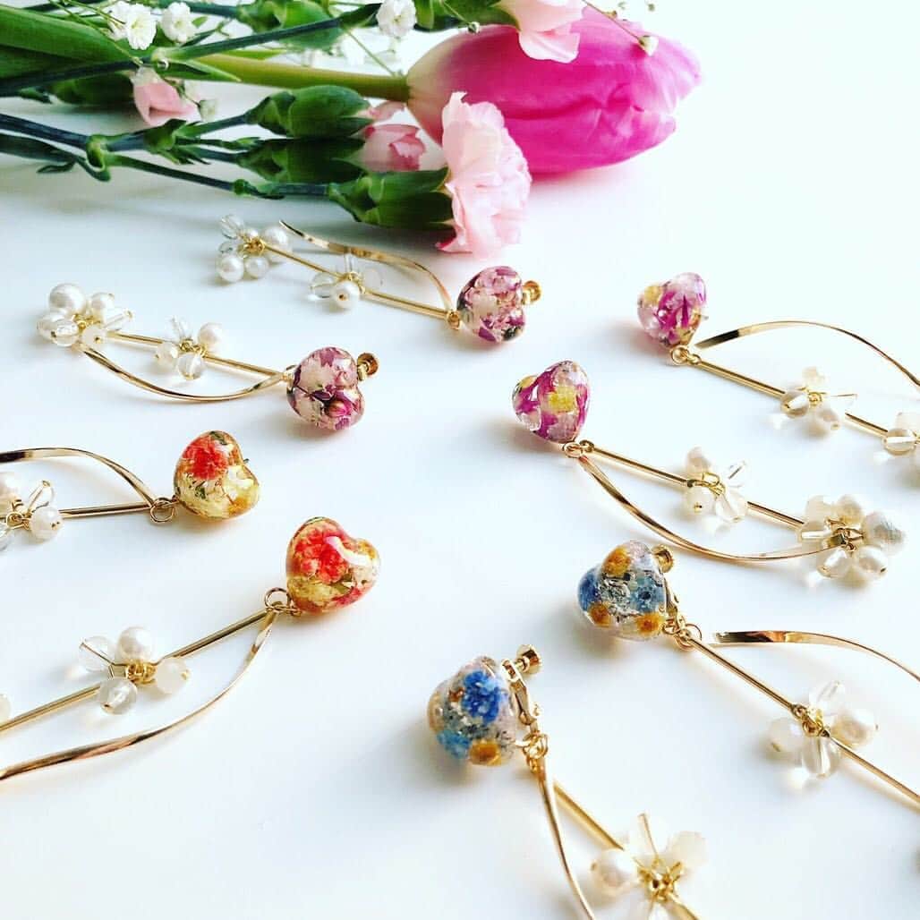 のインスタグラム：「2019年3月14日（木）～3月27日（水）﻿﻿ タピエスタイル期間限定ショップinなんばマルイ﻿﻿3階 ﻿﻿ イベント出展中のブランドから、﻿『Le futur Brillant』の作品をご紹介します。 レジンをキャンバスにお花で描いたようなアクセサリーは耳元を春色に彩ってくれますね。 本日3/27まで期間限定開催です。 どうぞお見逃しなく。﻿ ﻿﻿ タピエスタイル期間限定ショップinなんばマルイ ﻿﻿ ブリコラージュ・タピエ﻿﻿ 日程：2019年3月14日（木）～3月27日（水）﻿﻿ 場所：なんばマルイ 3F イベントスペース﻿﻿ アクセス:https://www.0101.co.jp/085/access/﻿﻿ 営業時間：平日・土曜日　11:00～20:30　日曜・祝日　11:00～20:00﻿﻿ https://www.0101.co.jp/085/﻿ ﻿ ﻿ #タピエスタイル #tapiestyle #なんばマルイ #なんば #難波 #ポップアップショップ #期間限定ショップ #handmadeaccessory #ハンドメイドアクセサリー #lefuturbrillant」