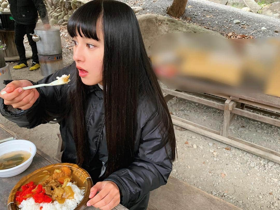 大幡しえりさんのインスタグラム写真 - (大幡しえりInstagram)「この間現場で食べたお昼のカレーとスープ🍛✨ 現場は寒かったからカレーで元気つけました〜 私と奥野くん福神漬大量に入れたんだ〜美味しかったな〜笑😊💘 #kamenriderzio  #お昼 #カレー」3月27日 15時19分 - shieri_ohata_