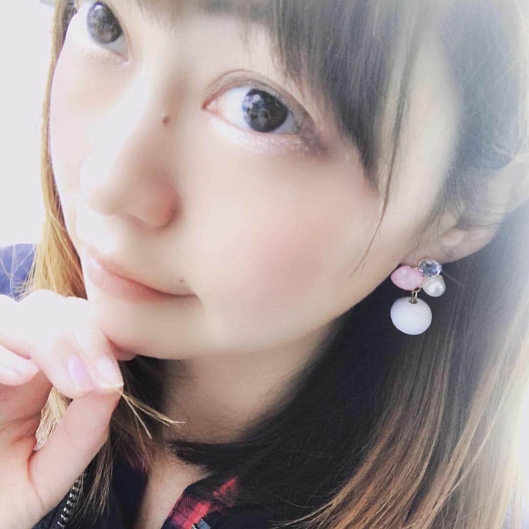 正田美里（みさみさ）さんのインスタグラム写真 - (正田美里（みさみさ）Instagram)「LUPIS(@queen.lupis)コーデしてみたよ。 2wayゴールドリングハンドバッグに、ウッドボールビジューピアス。  ハンドバッグは、ショルダーストラップが付いてるので、2wayで使えるから気分で変えれて、ピアスは、シンプルなのにゴージャスにみえて、ライブとかでも付けようと思ってまーす。  #バッグ：#ルピス @queen.lupis (bag0002) #ピアス：#ルピス @queen.lupis (q416) ｢人気コーデ @woomy.me｣｢#PR｣」3月27日 15時37分 - misamisaupiupi