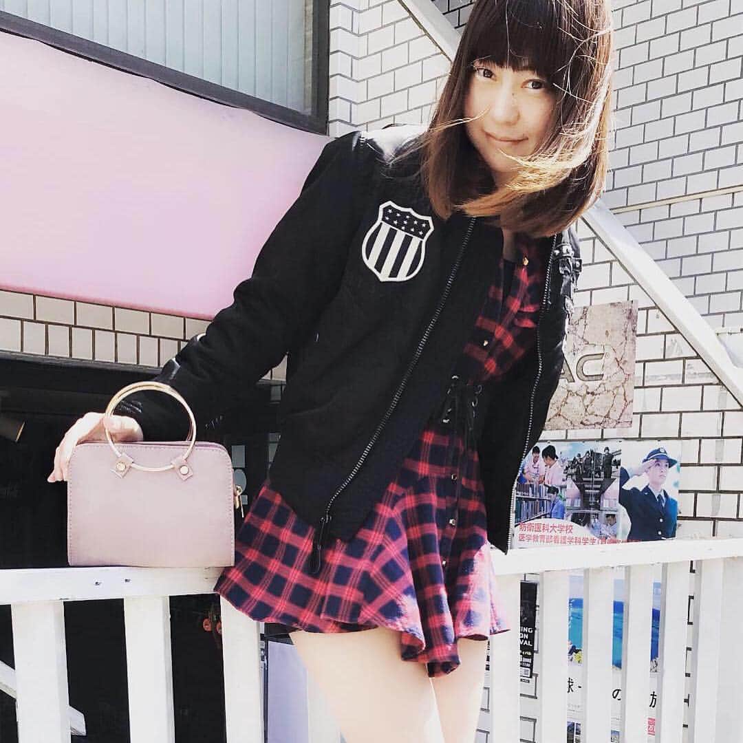 正田美里（みさみさ）さんのインスタグラム写真 - (正田美里（みさみさ）Instagram)「LUPIS(@queen.lupis)コーデしてみたよ。 2wayゴールドリングハンドバッグに、ウッドボールビジューピアス。  ハンドバッグは、ショルダーストラップが付いてるので、2wayで使えるから気分で変えれて、ピアスは、シンプルなのにゴージャスにみえて、ライブとかでも付けようと思ってまーす。  #バッグ：#ルピス @queen.lupis (bag0002) #ピアス：#ルピス @queen.lupis (q416) ｢人気コーデ @woomy.me｣｢#PR｣」3月27日 15時37分 - misamisaupiupi