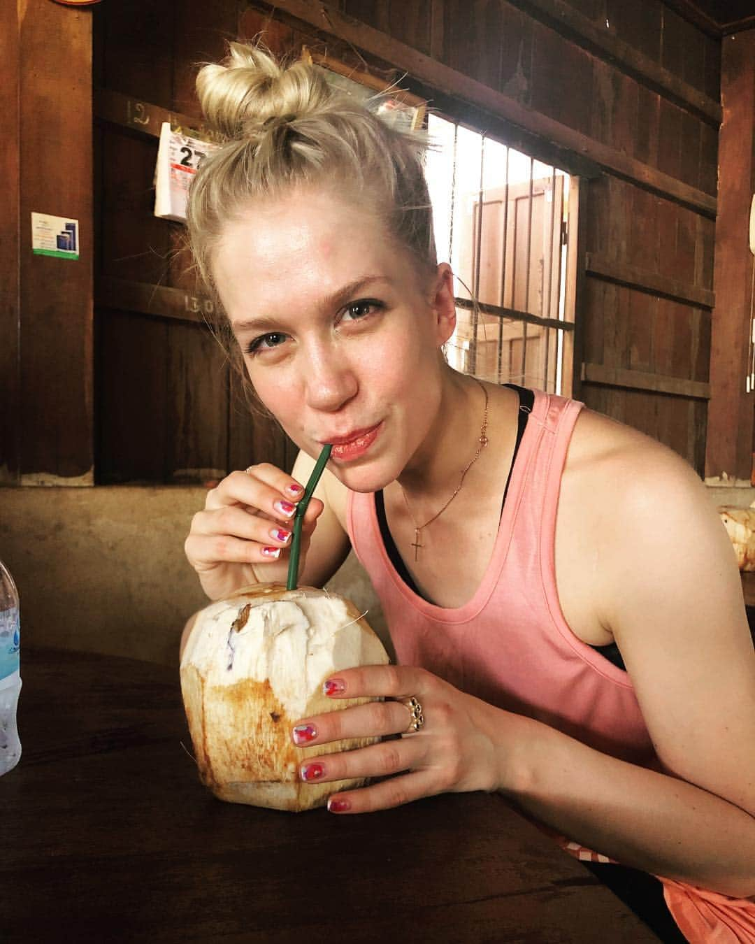 ケイトリン・ウィーバーさんのインスタグラム写真 - (ケイトリン・ウィーバーInstagram)「Little break time. 🥥 Thank you everyone for following my journey with @worldvisioncan 🧡 Today has been tougher... but there are still plenty of reasons to smile.」3月27日 15時43分 - ka2sh