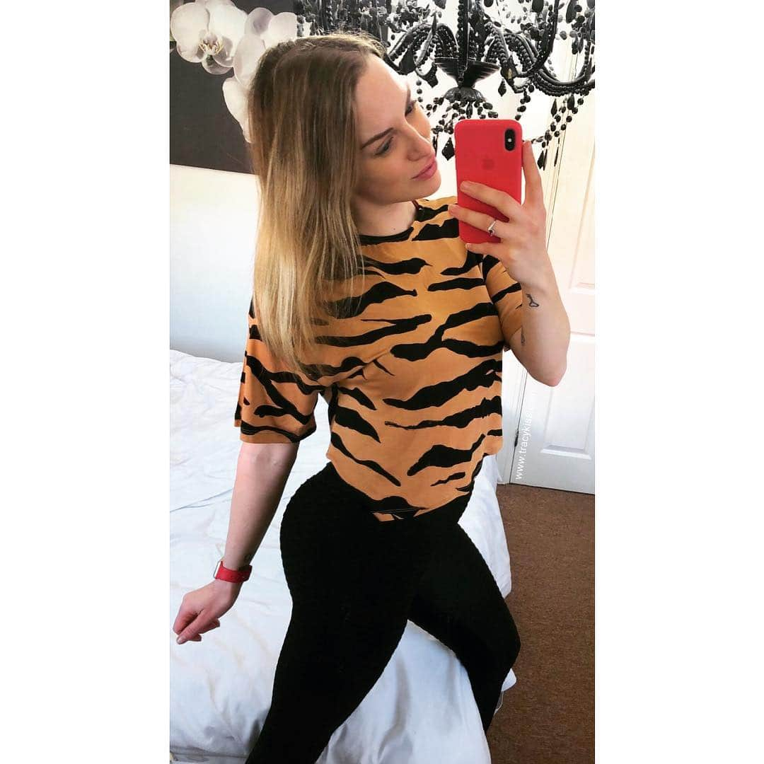 トレーシー・キスさんのインスタグラム写真 - (トレーシー・キスInstagram)「Absolute tiger vibes going down in this pretty little printed tee! There’s a very famous saying “a tiger doesn’t lose sleep over the opinions of sheep” which I think we can all learn from - we so often stop ourselves from doing and having what we love based on how we think others will react to our choices and judge us unfairly. Even though they may not be a part of our life and only bring jealously and negativity we still try to please them yet their judgement never changes and is always unkind. The only way to be happy is to not allow others to make our choices for us, to live for ourselves and take streps in the direction we want to go regardless of what other people think 🙏🏼 ------------------------ #tiger #tigerprint #tigerstripes #feline #tracykiss #girlswithmuscles #bodygoals #femaleempowerment #muscles #booty #tattoo #healthy #bodytransformation #inspiration #wcw #motivation #ootd #fashion #weightloss #fitness #weightlossjourney #girlpower #thick #ootn #lotd #veganism #girl #gym #bodybuilding #vegan」3月27日 16時02分 - tracykissdotcom