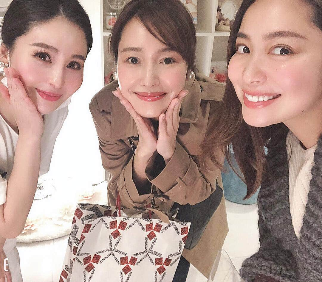 石川理咲子さんのインスタグラム写真 - (石川理咲子Instagram)「#lauratokyo #シーライン #ハーブリプロ いっつもお肌ツヤツヤ、美容知識も豊富な 美容ライター @mylovers____emi ちゃんの紹介で @laura_tokyo へ行ってきました🌸 リフトアップに効果的なシーラインは 施術直後からキュッとリフトアップして小顔になったのを実感。 ・ ・ オーナー @chika72714 さんのお肌が これまたとんでもなく艶々で釘付けでした🥺✨ シーラインとハーブリプロというピーリングのお陰だそうです。 私もこんなお肌になりたい、、、🥺 美しいお姉様方に癒されました🌿」3月27日 15時58分 - rsk_0315