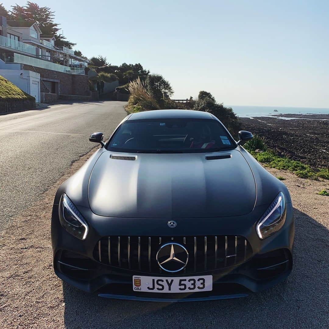 メルセデス・ベンツさんのインスタグラム写真 - (メルセデス・ベンツInstagram)「Soaking up the sun. ☀️ Photo by @jsyamg. __________ [Mercedes-AMG GT C | Kraftstoffverbrauch kombiniert: 12,4 l/100 km | CO2-Emissionen kombiniert: 284 g/km | http://mb4.me/Rechtlicher_Hinweis/] . #MercedesBenz #MercedesAMG #AMG #AMGGTC #Edition50 #mbfanphoto #automotivedesign #soakupthesun #mbcar」3月27日 16時00分 - mercedesbenz